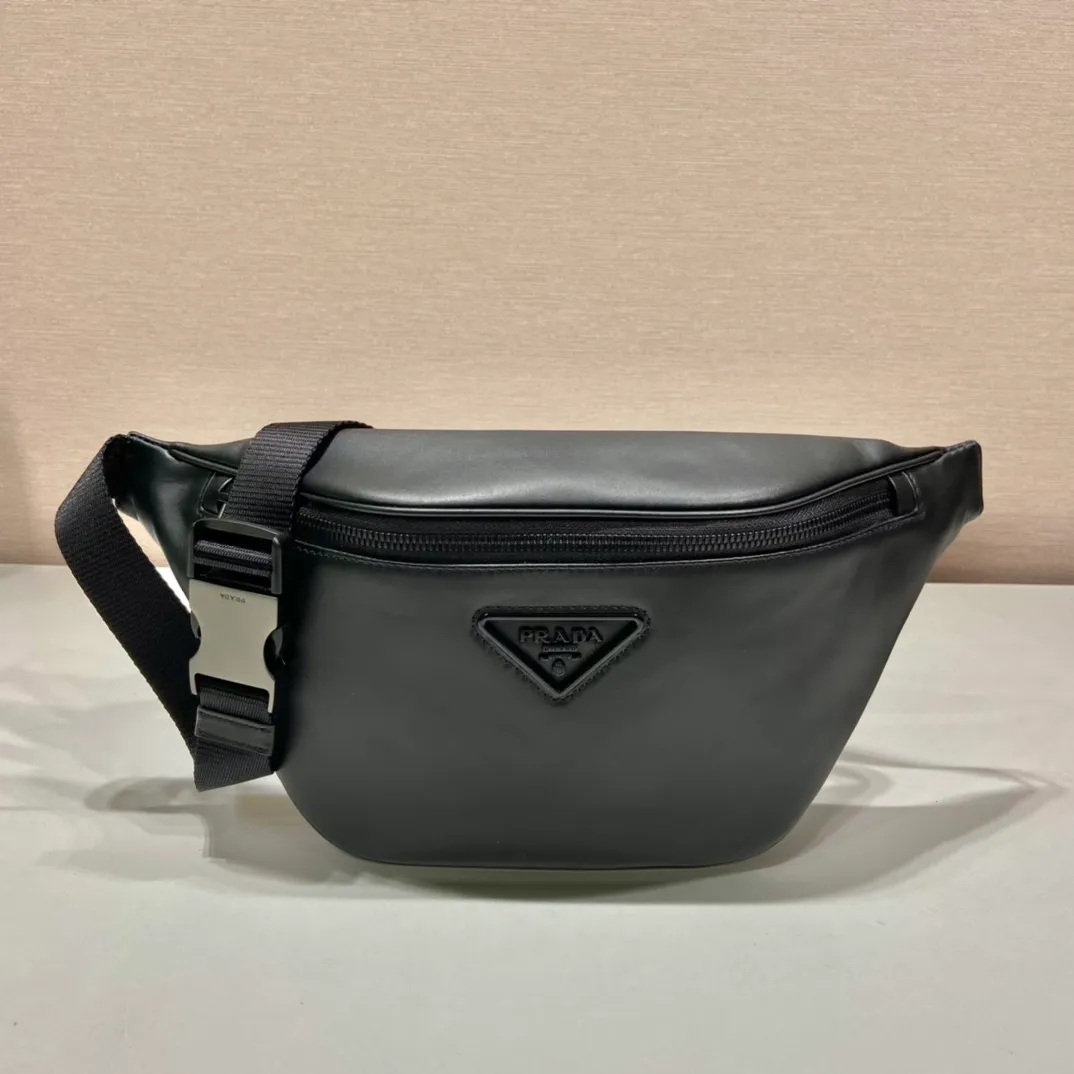 💰1060🎉New full leather waist bag🎉2VL033 calfskin - waist bag/chest bag🎉 This waist bag design is not only practical but also enhances the overall design , allowing the body proportions to be easily elevated, the bag can be placed wherever the waist is, and it can be used as a chest bag or a crossbody bag👍👍It can be matched with different clothes in daily life, and the upper body shape is very good😘Simple/lightweight/fashionable😘😘 Unisex style for men and women🙊It is also a waist bag/chest bag that will never go out of style👏👏 Length 33x Height 24x Bottom 13cm🎉🎉🎉👏👏👏