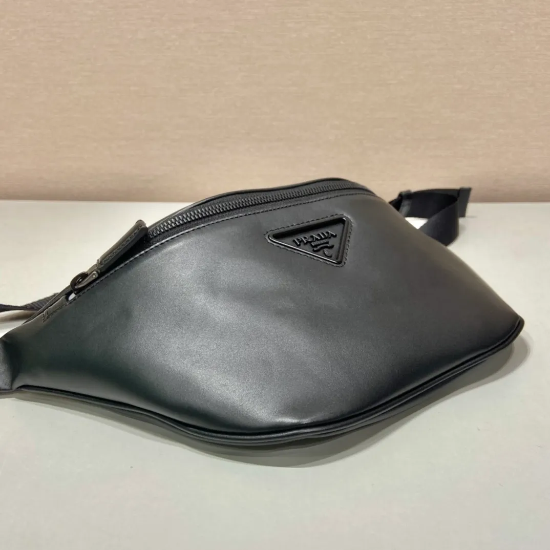 💰1060🎉New full leather waist bag🎉2VL033 calfskin - waist bag/chest bag🎉 This waist bag design is not only practical but also enhances the overall design , allowing the body proportions to be easily elevated, the bag can be placed wherever the waist is, and it can be used as a chest bag or a crossbody bag👍👍It can be matched with different clothes in daily life, and the upper body shape is very good😘Simple/lightweight/fashionable😘😘 Unisex style for men and women🙊It is also a waist bag/chest bag that will never go out of style👏👏 Length 33x Height 24x Bottom 13cm🎉🎉🎉👏👏👏