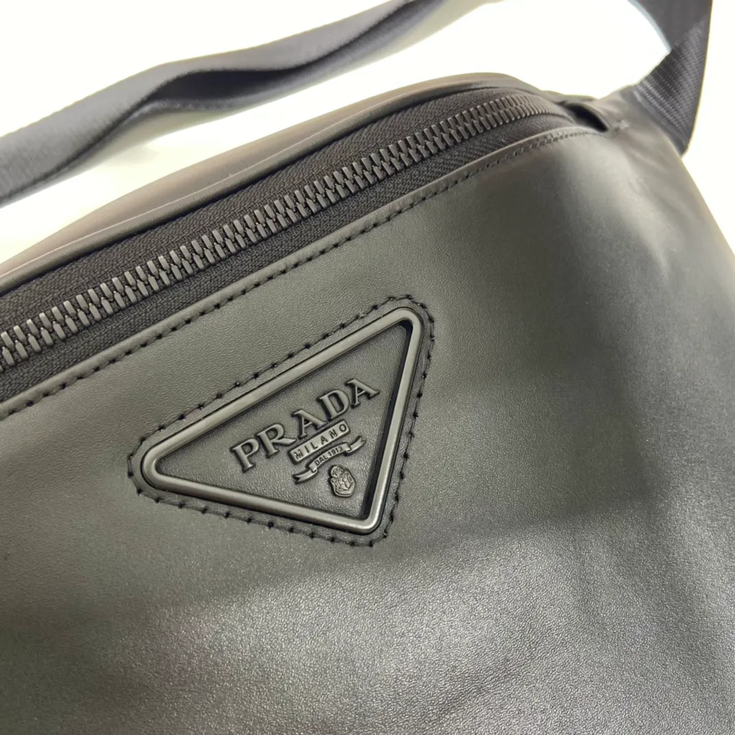 💰1060🎉New full leather waist bag🎉2VL033 calfskin - waist bag/chest bag🎉 This waist bag design is not only practical but also enhances the overall design , allowing the body proportions to be easily elevated, the bag can be placed wherever the waist is, and it can be used as a chest bag or a crossbody bag👍👍It can be matched with different clothes in daily life, and the upper body shape is very good😘Simple/lightweight/fashionable😘😘 Unisex style for men and women🙊It is also a waist bag/chest bag that will never go out of style👏👏 Length 33x Height 24x Bottom 13cm🎉🎉🎉👏👏👏