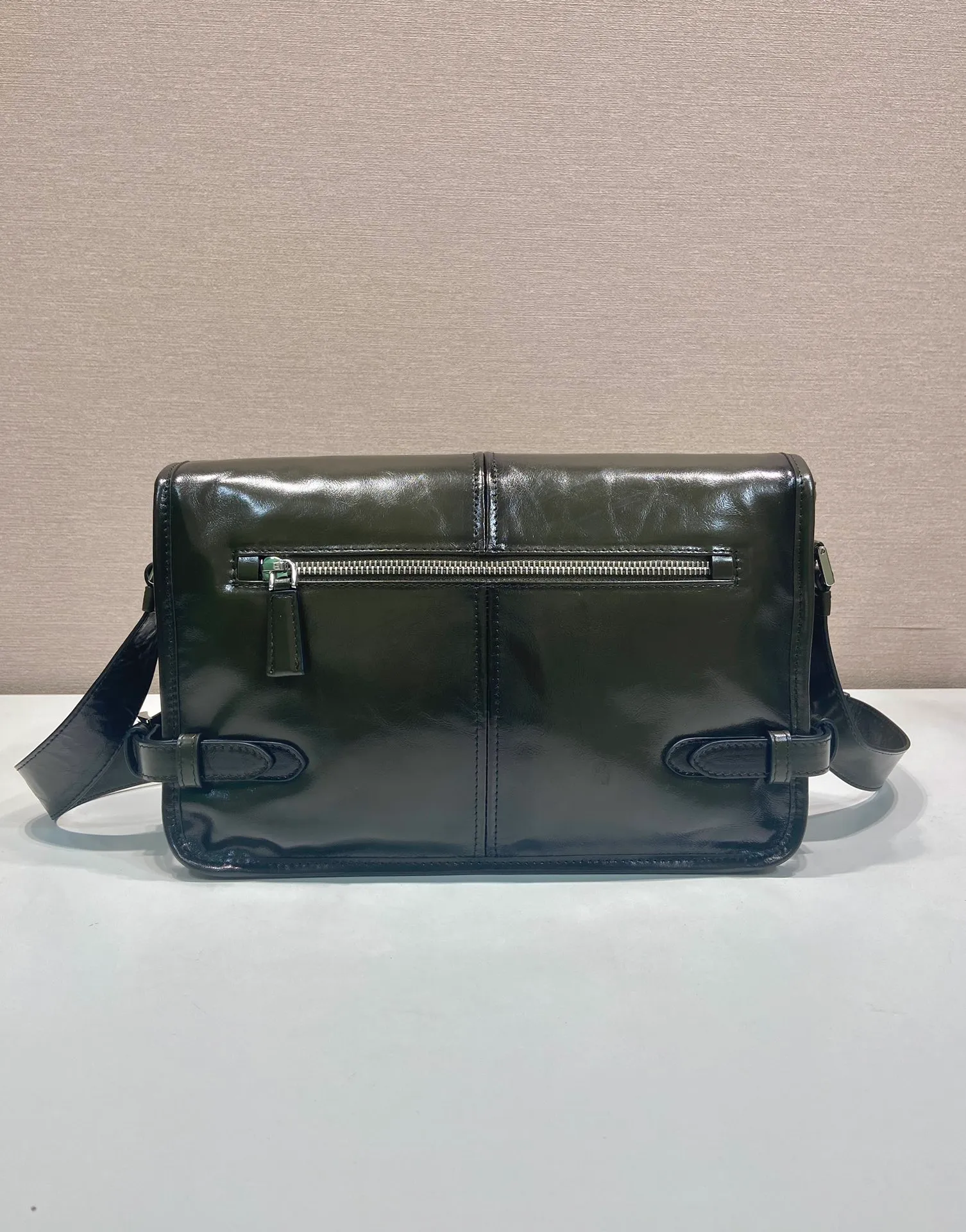 💰1700🎉New oil wax bag🎉2VD073 messenger bag🎉🎉 This shoulder bag is carefully made of soft and aged shiny oil wax leather. It has a unique streamlined silhouette and is decorated with a unique triangle logo. It is fashionable and versatile. Flip cover design, adjustable leather shoulder strap, another popular style that will never go out of style, handsome guys, hurry up and get it🎉🎉 Length 30x Height 20x Bottom 11cm🎉🎉🎉👏👏👏