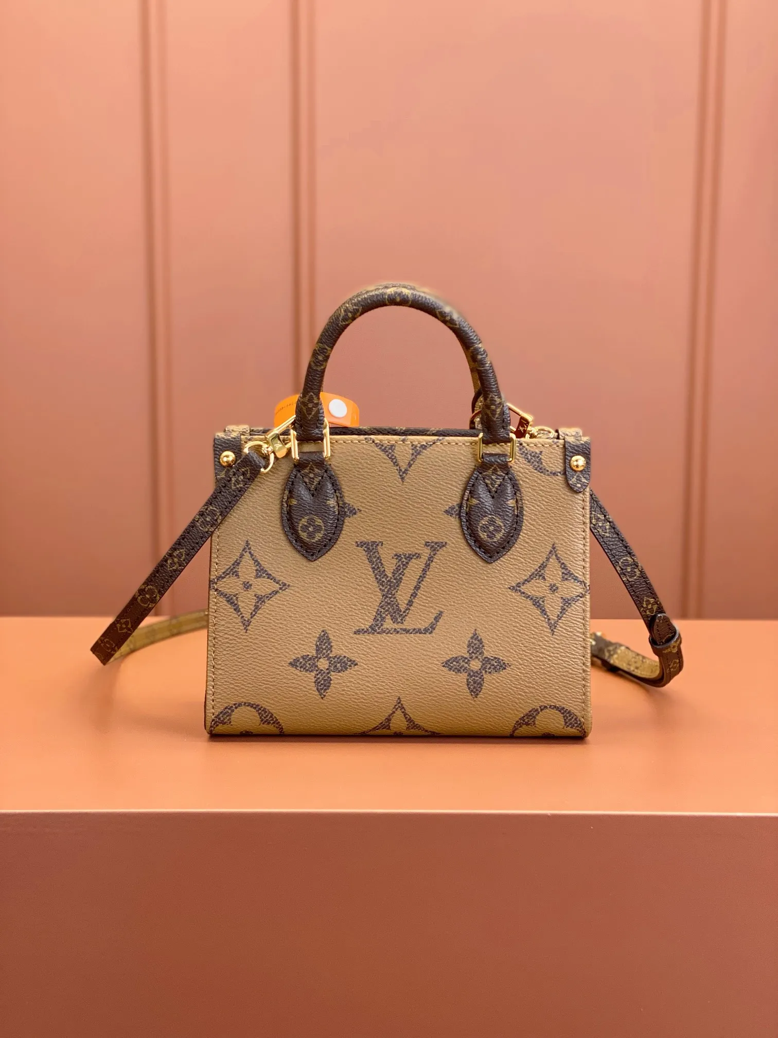 P¥940, ONTHEGO BB handbag [100% MB special grade all-steel 163C01 chip version original leather] Model: M46839 Material: A-grade all-steel hardware, imported original fabric Size: 18x15x8.5cm