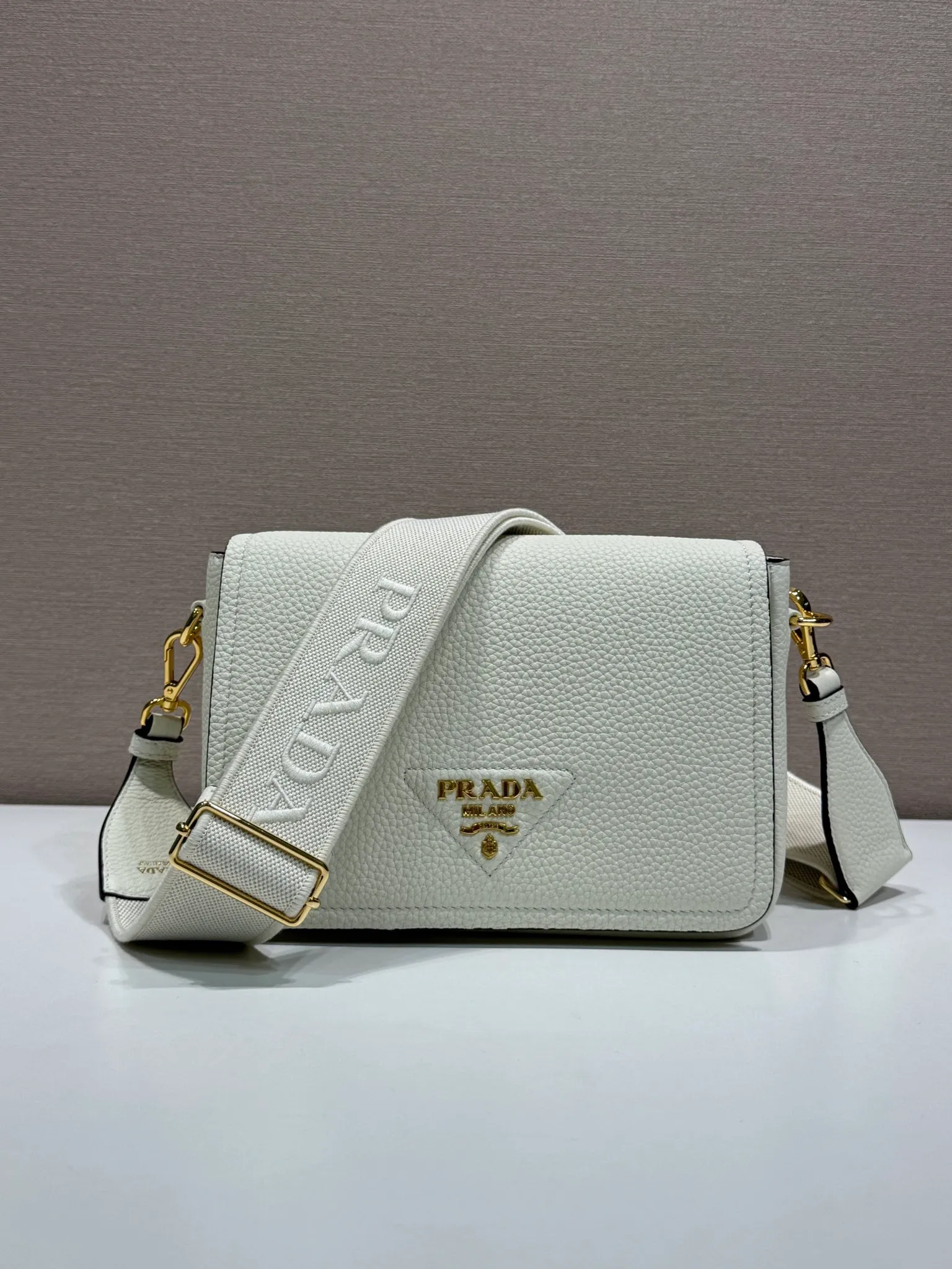 💰1800🎉New double shoulder strap🎉1BD314🎉 This double shoulder strap is made of imported deerskin grain cowhide and equipped with two interchangeable and adjustable long shoulder straps. Flip closure, fabric webbing and cowhide combination, so perfect😘, all-round mix and match for different occasions and different clothes😘, large capacity, super soft feel🎉Hurry up and get it🎉 Length 23x Height 18x ​​Bottom 9cm🎉🎉🎉👏👏👏