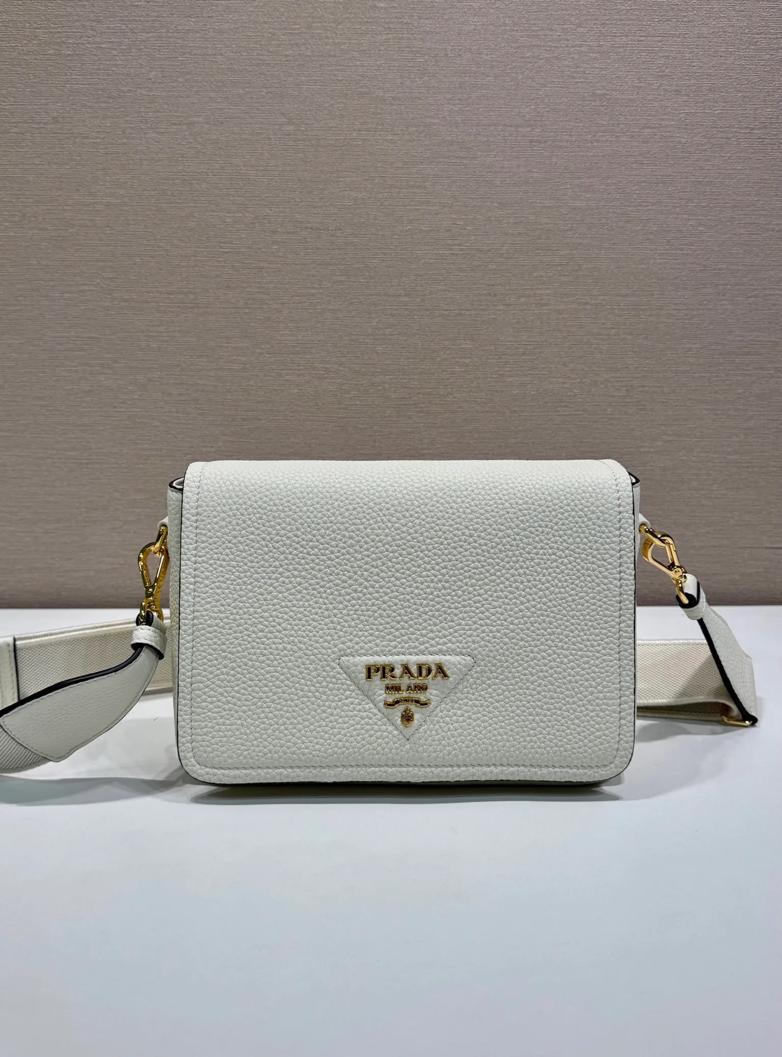 💰1800🎉New double shoulder strap🎉1BD314🎉 This double shoulder strap is made of imported deerskin grain cowhide and equipped with two interchangeable and adjustable long shoulder straps. Flip closure, fabric webbing and cowhide combination, so perfect😘, all-round mix and match for different occasions and different clothes😘, large capacity, super soft feel🎉Hurry up and get it🎉 Length 23x Height 18x ​​Bottom 9cm🎉🎉🎉👏👏👏