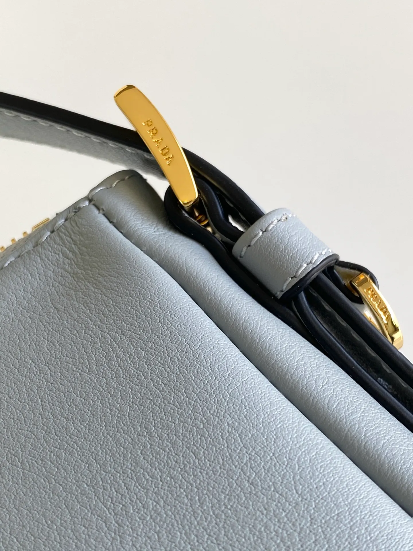 💰1760, new color✨✨ 🎉New Aimee underarm bag🎉🎉🎉This leather Hobo underarm bag has a simple design. It is made of imported calfskin, with a metal triangle enamel logo on the front. It is equipped with a detachable leather shoulder strap. The leather is delicate and soft, practical, lightweight and has a large capacity. ﻿﻿﻿High-end and versatile, another fashion hit. Hurry up and get it, it’s so beautiful👏👏 Model: 1BC228 Size: 39x24x12cm