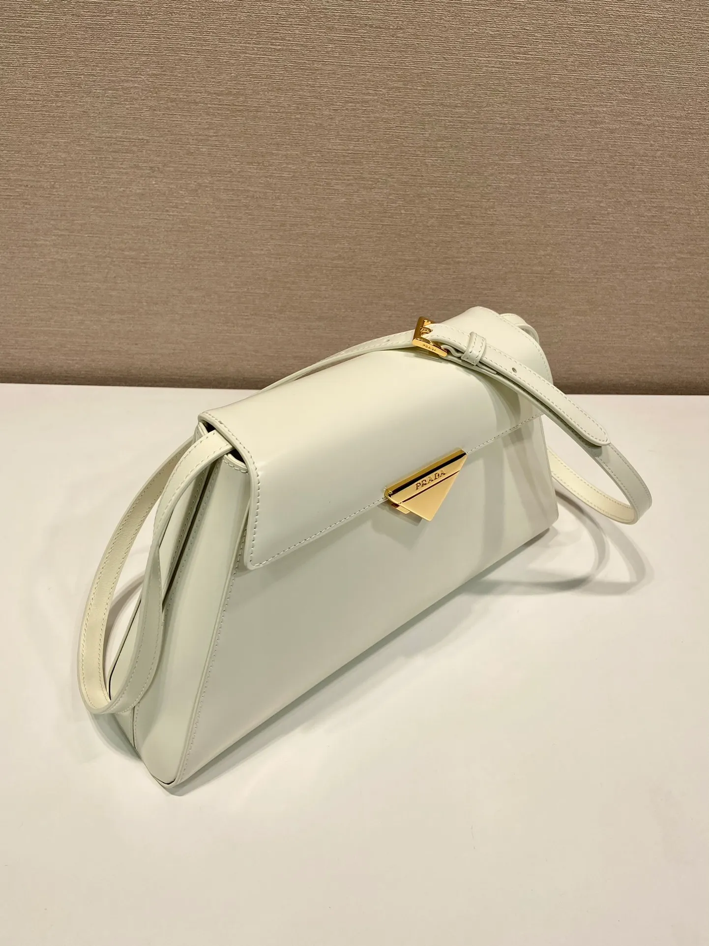💰1760🎉Catway style🎉1BD342 new model🎉🎉 This catwalk style is made of imported shiny calfskin with sheepskin inside. The trapezoidal design is full of artistic sense. It is equipped with two detachable shoulder straps, long and short. The front panel is equipped with an engraved micro-label lock/flap design. It can be exchanged and matched for different occasions and different clothing. Large capacity space. The upper body effect is great, if you like babies, hurry up and get it🎉🎉 Length 34x Height 19x Bottom 8cm