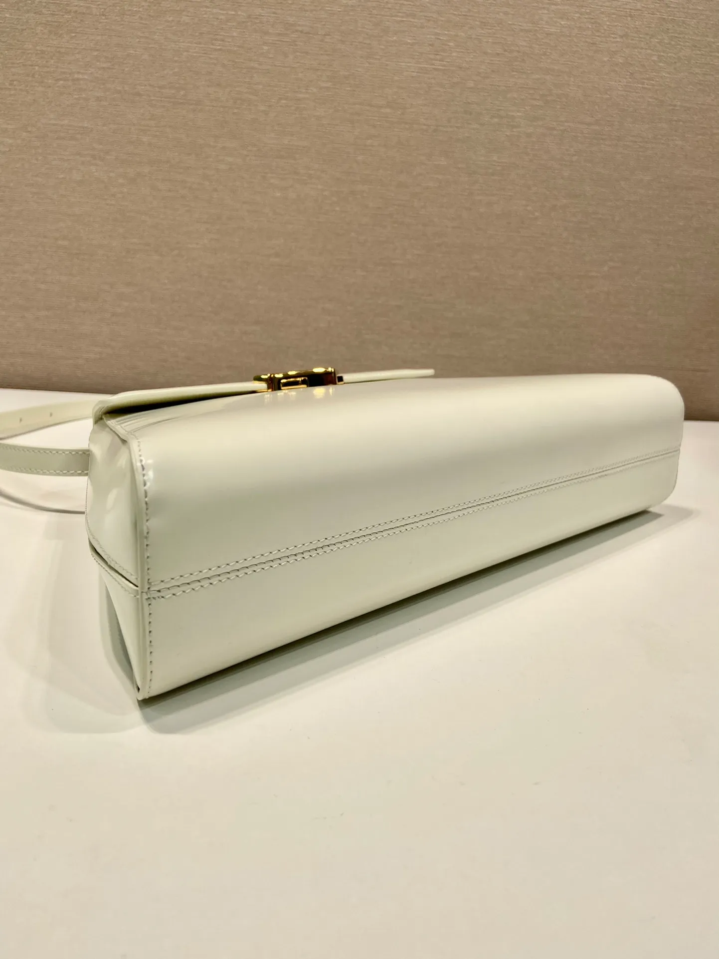 💰1760🎉Catway style🎉1BD342 new model🎉🎉 This catwalk style is made of imported shiny calfskin with sheepskin inside. The trapezoidal design is full of artistic sense. It is equipped with two detachable shoulder straps, long and short. The front panel is equipped with an engraved micro-label lock/flap design. It can be exchanged and matched for different occasions and different clothing. Large capacity space. The upper body effect is great, if you like babies, hurry up and get it🎉🎉 Length 34x Height 19x Bottom 8cm