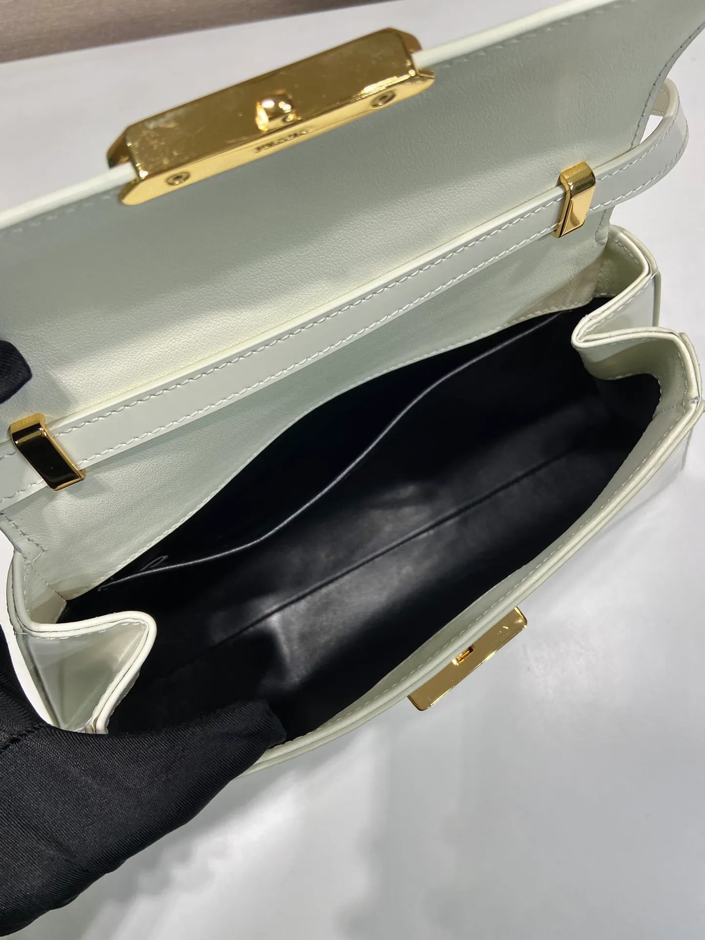 💰1760🎉Catway style🎉1BD342 new model🎉🎉 This catwalk style is made of imported shiny calfskin with sheepskin inside. The trapezoidal design is full of artistic sense. It is equipped with two detachable shoulder straps, long and short. The front panel is equipped with an engraved micro-label lock/flap design. It can be exchanged and matched for different occasions and different clothing. Large capacity space. The upper body effect is great, if you like babies, hurry up and get it🎉🎉 Length 34x Height 19x Bottom 8cm