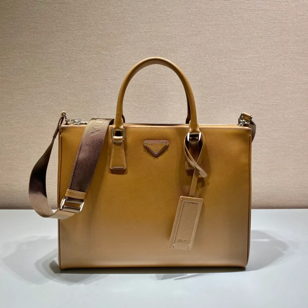 💰2100🎉Men's Killer Bag🎉2VG061, the new leather tote bag is equipped with a large internal compartment and nylon shoulder strap, presenting a modern and masculine style. Material of calfskin, polished stainless steel metal accessories, open main compartment, equipped with two zipper pockets and two mobile phone pockets, two zipper compartments, detachable and adjustable nylon shoulder strap, elegant and fashionable, the pursuit of trendy men🙊, get it now, it is a classic men's style that will never go out of style😘😘 Length 39x height 29x bottom 9cm