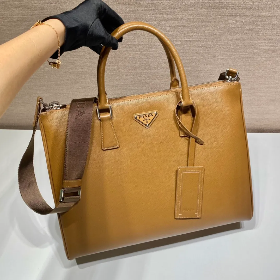 💰2100🎉Men's Killer Bag🎉2VG061, the new leather tote bag is equipped with a large internal compartment and nylon shoulder strap, presenting a modern and masculine style. Material of calfskin, polished stainless steel metal accessories, open main compartment, equipped with two zipper pockets and two mobile phone pockets, two zipper compartments, detachable and adjustable nylon shoulder strap, elegant and fashionable, the pursuit of trendy men🙊, get it now, it is a classic men's style that will never go out of style😘😘 Length 39x height 29x bottom 9cm