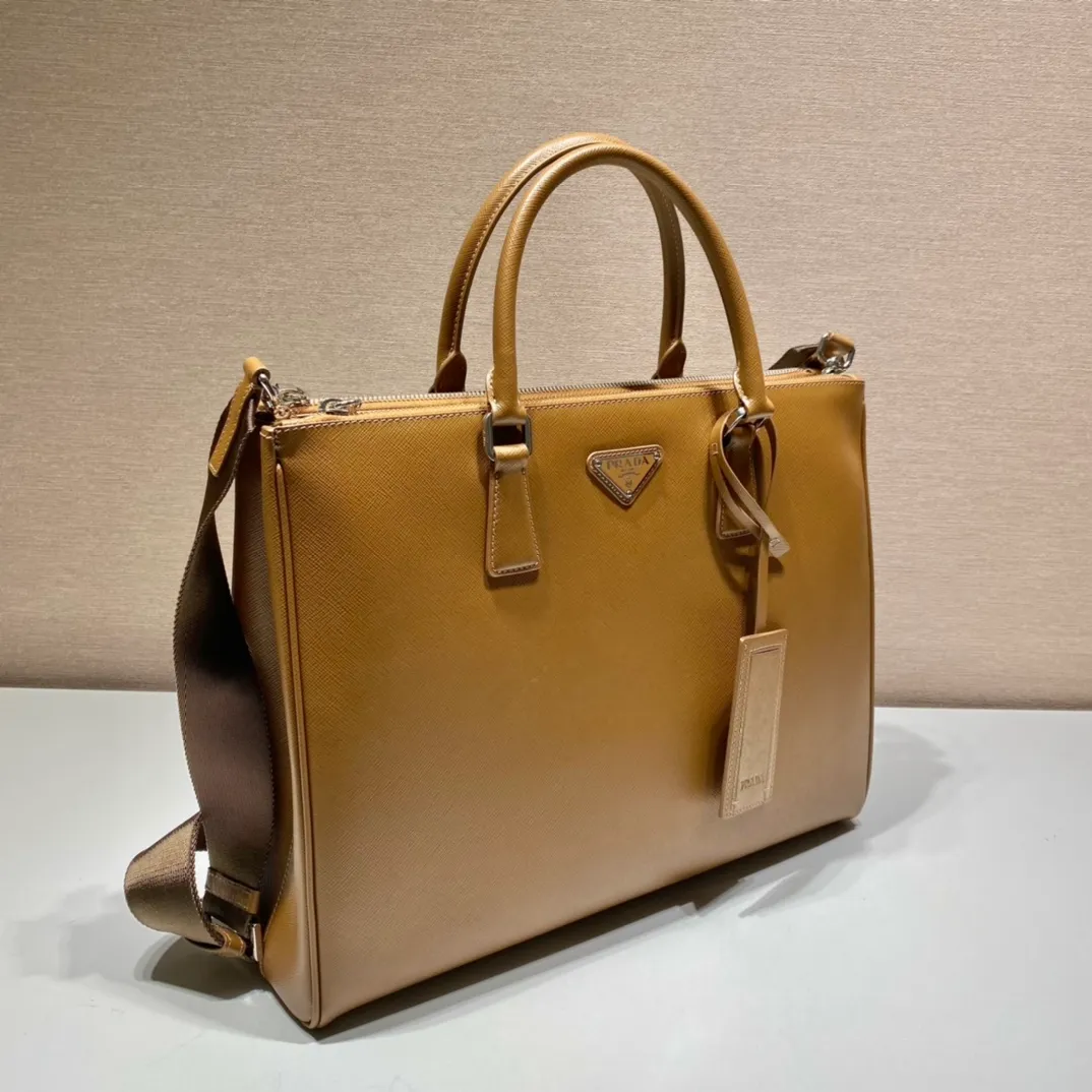 💰2100🎉Men's Killer Bag🎉2VG061, the new leather tote bag is equipped with a large internal compartment and nylon shoulder strap, presenting a modern and masculine style. Material of calfskin, polished stainless steel metal accessories, open main compartment, equipped with two zipper pockets and two mobile phone pockets, two zipper compartments, detachable and adjustable nylon shoulder strap, elegant and fashionable, the pursuit of trendy men🙊, get it now, it is a classic men's style that will never go out of style😘😘 Length 39x height 29x bottom 9cm