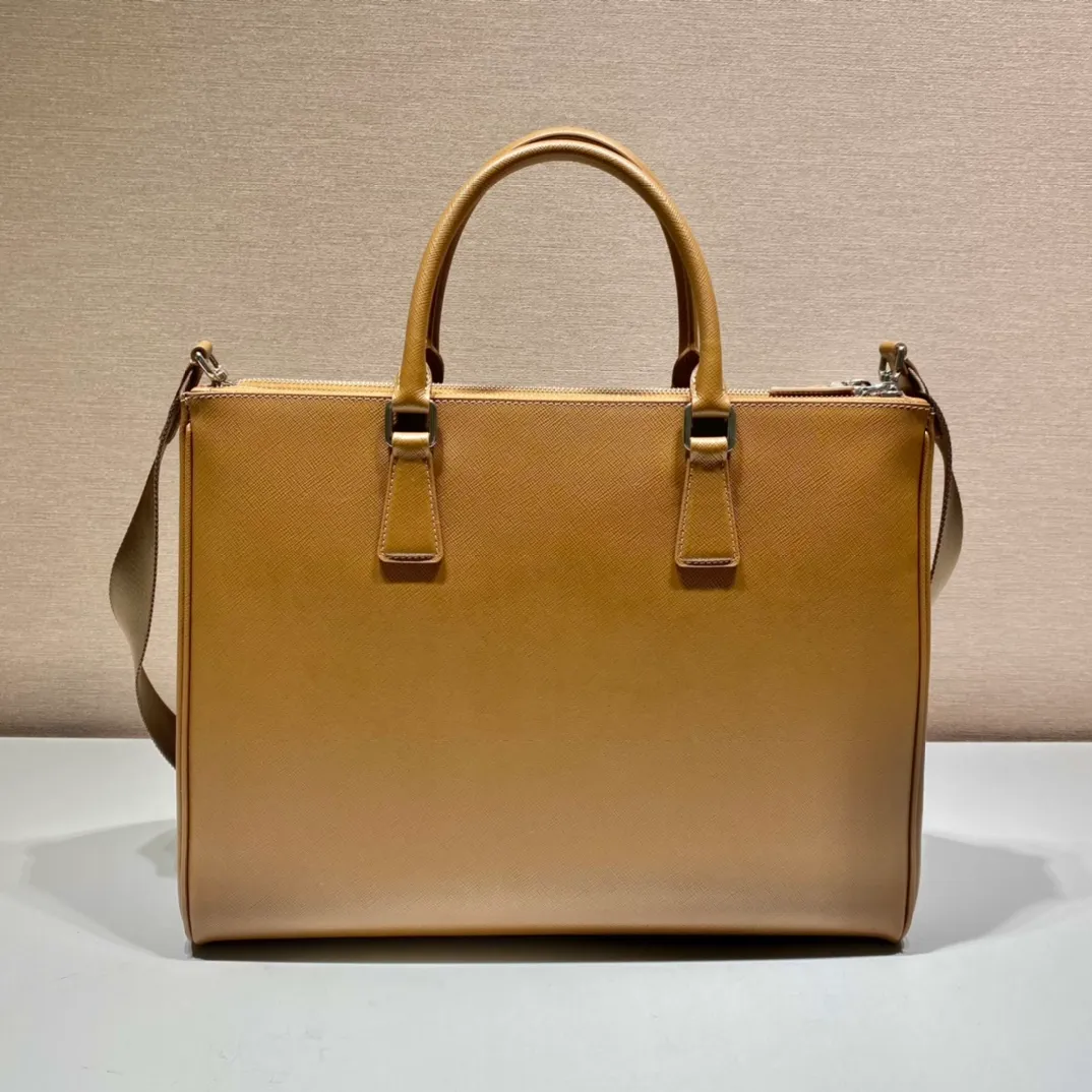 💰2100🎉Men's Killer Bag🎉2VG061, the new leather tote bag is equipped with a large internal compartment and nylon shoulder strap, presenting a modern and masculine style. Material of calfskin, polished stainless steel metal accessories, open main compartment, equipped with two zipper pockets and two mobile phone pockets, two zipper compartments, detachable and adjustable nylon shoulder strap, elegant and fashionable, the pursuit of trendy men🙊, get it now, it is a classic men's style that will never go out of style😘😘 Length 39x height 29x bottom 9cm
