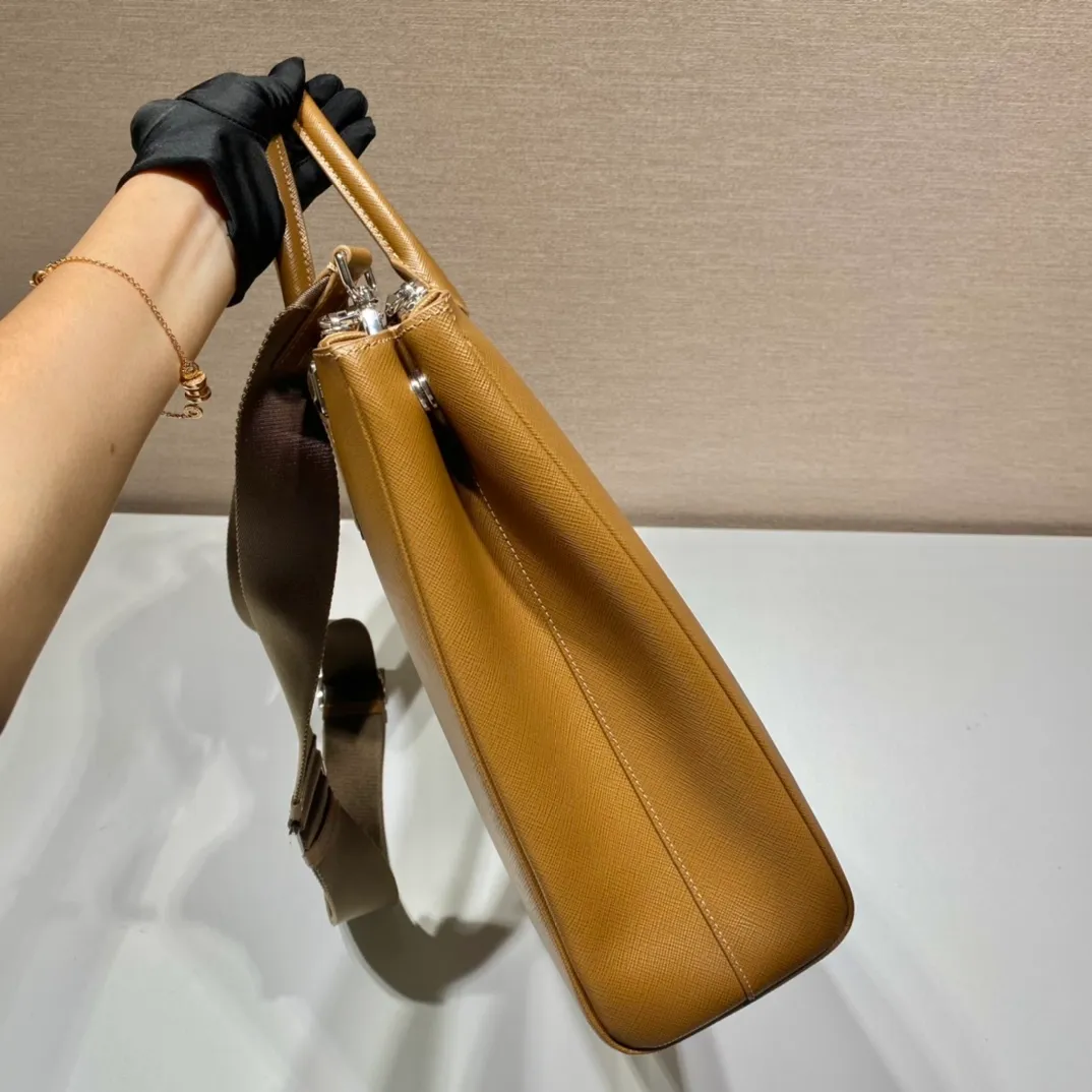 💰2100🎉Men's Killer Bag🎉2VG061, the new leather tote bag is equipped with a large internal compartment and nylon shoulder strap, presenting a modern and masculine style. Material of calfskin, polished stainless steel metal accessories, open main compartment, equipped with two zipper pockets and two mobile phone pockets, two zipper compartments, detachable and adjustable nylon shoulder strap, elegant and fashionable, the pursuit of trendy men🙊, get it now, it is a classic men's style that will never go out of style😘😘 Length 39x height 29x bottom 9cm
