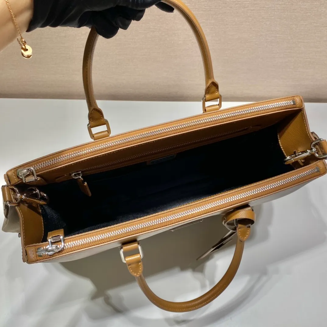 💰2100🎉Men's Killer Bag🎉2VG061, the new leather tote bag is equipped with a large internal compartment and nylon shoulder strap, presenting a modern and masculine style. Material of calfskin, polished stainless steel metal accessories, open main compartment, equipped with two zipper pockets and two mobile phone pockets, two zipper compartments, detachable and adjustable nylon shoulder strap, elegant and fashionable, the pursuit of trendy men🙊, get it now, it is a classic men's style that will never go out of style😘😘 Length 39x height 29x bottom 9cm