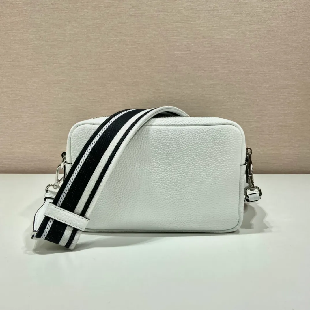 💰1700🎉New double shoulder strap🎉1BD082 double shoulder strap🎉 This double shoulder strap is made of imported deerskin grain cowhide and equipped with two interchangeable and adjustable long shoulder straps. The combination of fabric webbing and cowhide is perfect😘, versatile for mixing and matching different clothes on different occasions😘, large capacity, many compartments, super soft feel🎉Hurry up and get it🎉 Length 22x height 14x bottom 8cm🎉