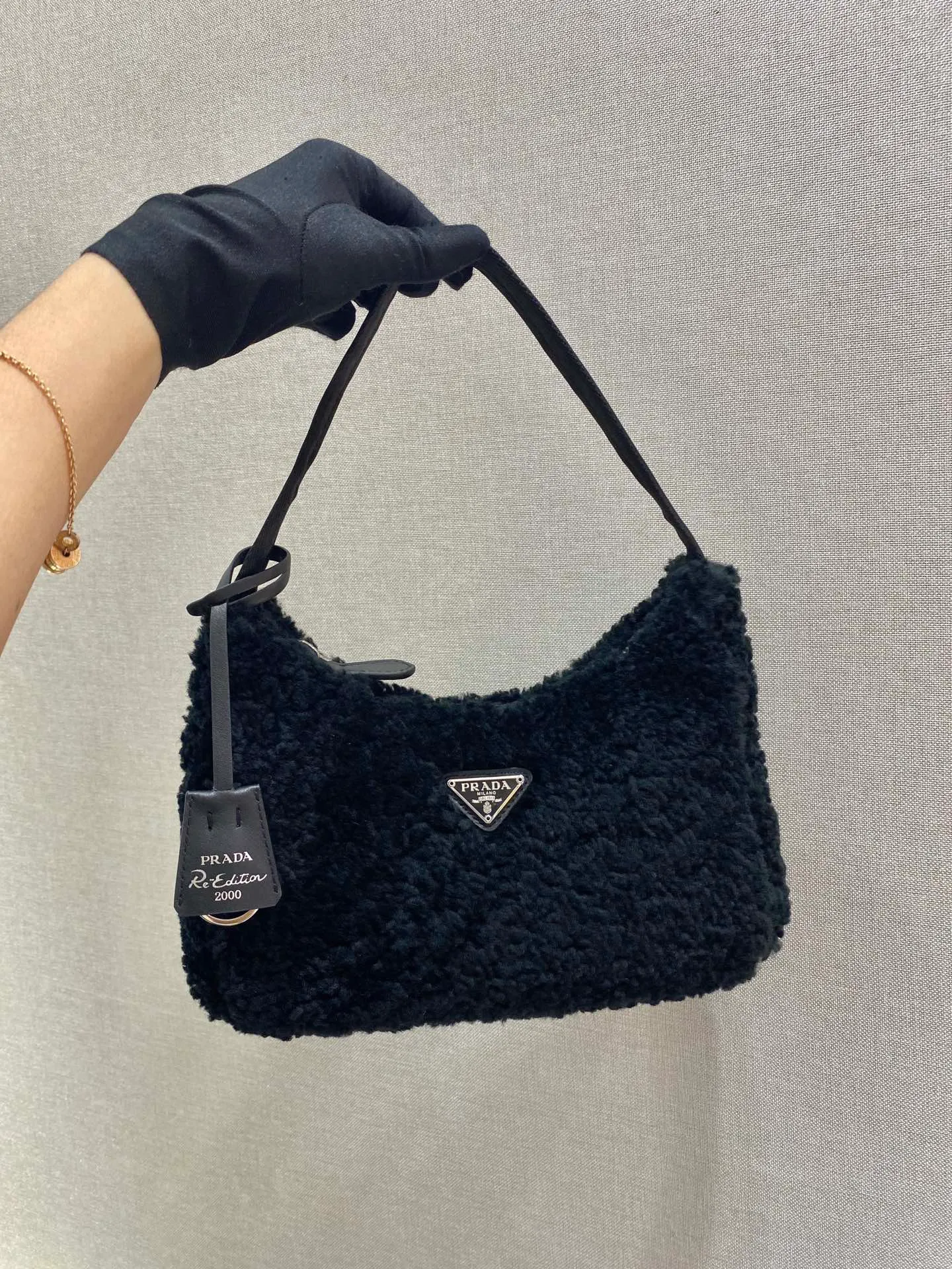 💰860🎉Plush Hobo🎉The design of this Hobo fur bag is another popular style in autumn and winter👏, you can feel its softness through the screen😘I want to hug it so fast The impulse🙊🙊It’s so cute, good-looking and extremely convenient to wear👍It looks great when carried in hand or as an armpit bag😘A must-have in winter, if you like it, hurry up and buy it🎉🎉 Style number: NE515 Length 23x Height 14x Bottom 5cm