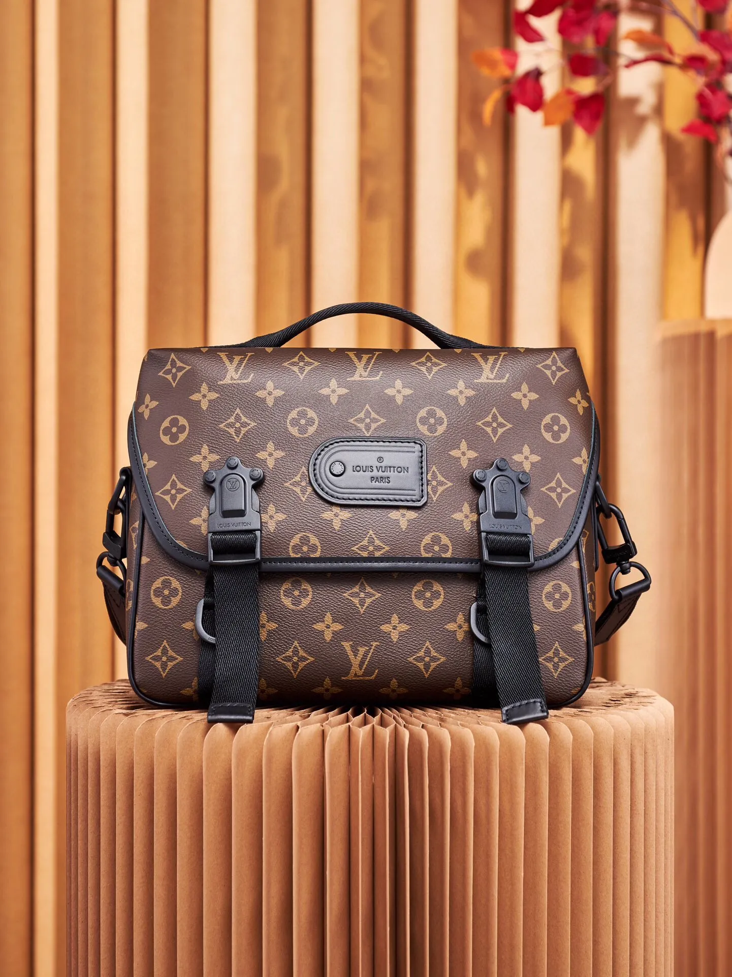 P¥900👉nfc dynamic chip version👈【Top inspection-free all-steel hardware】This lv trail messenger bag draws inspiration from brand elements. It integrates the classic monogram macassar canvas with a logo shoulder strap and a hard-case style quick-release buckle, which can be changed at will. Plenty of space to store personal items. monogram macassar coated canvas - cowhide leather trim - fabric lining - metal hardware - flap with quick-release buckle - spacious main compartment - interior pocket - shoulder strap: removable and adjustable! ! Model: m46972; Size: 31x22x11cm
