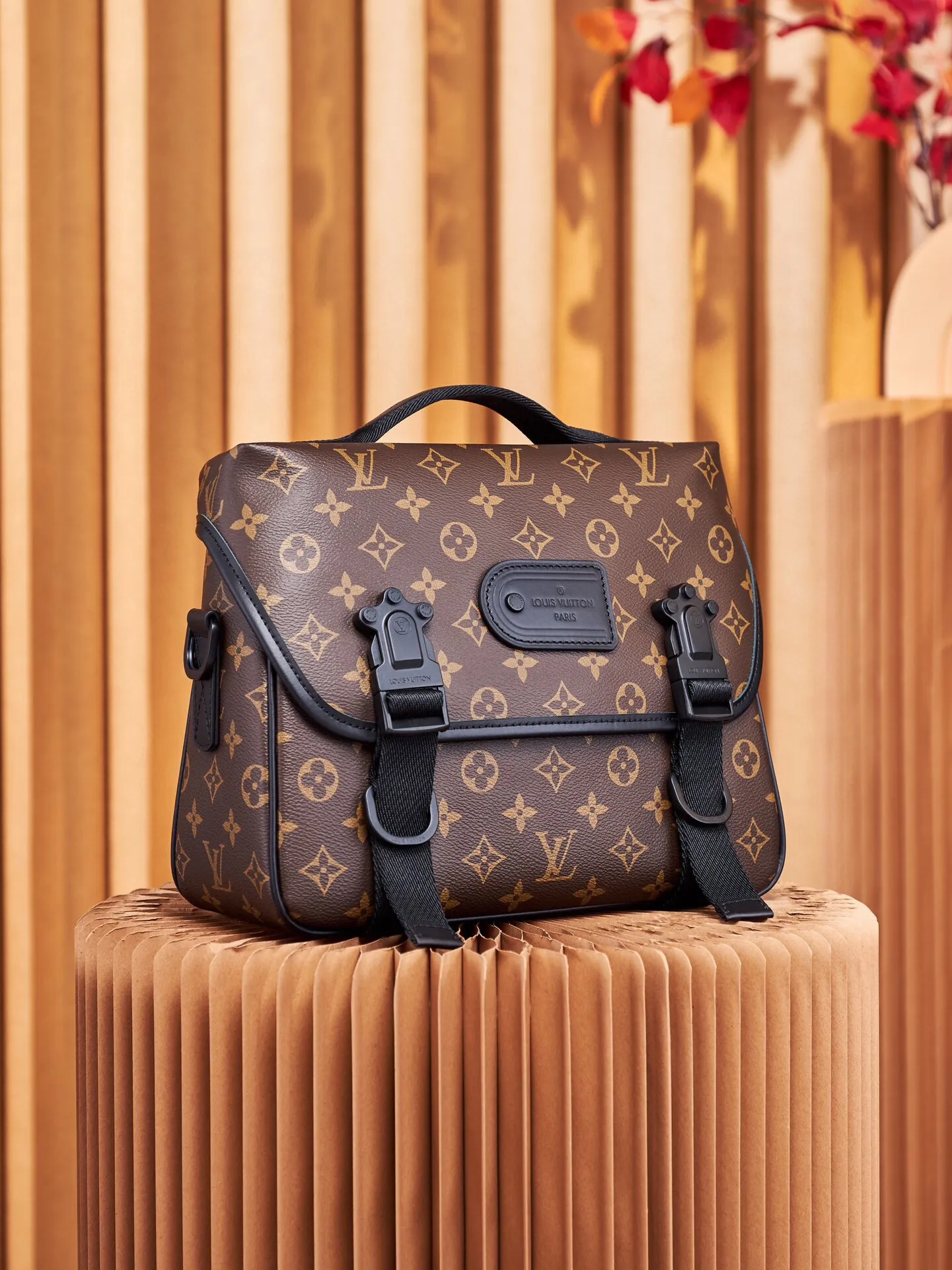 P¥900👉nfc dynamic chip version👈【Top inspection-free all-steel hardware】This lv trail messenger bag draws inspiration from brand elements. It integrates the classic monogram macassar canvas with a logo shoulder strap and a hard-case style quick-release buckle, which can be changed at will. Plenty of space to store personal items. monogram macassar coated canvas - cowhide leather trim - fabric lining - metal hardware - flap with quick-release buckle - spacious main compartment - interior pocket - shoulder strap: removable and adjustable! ! Model: m46972; Size: 31x22x11cm