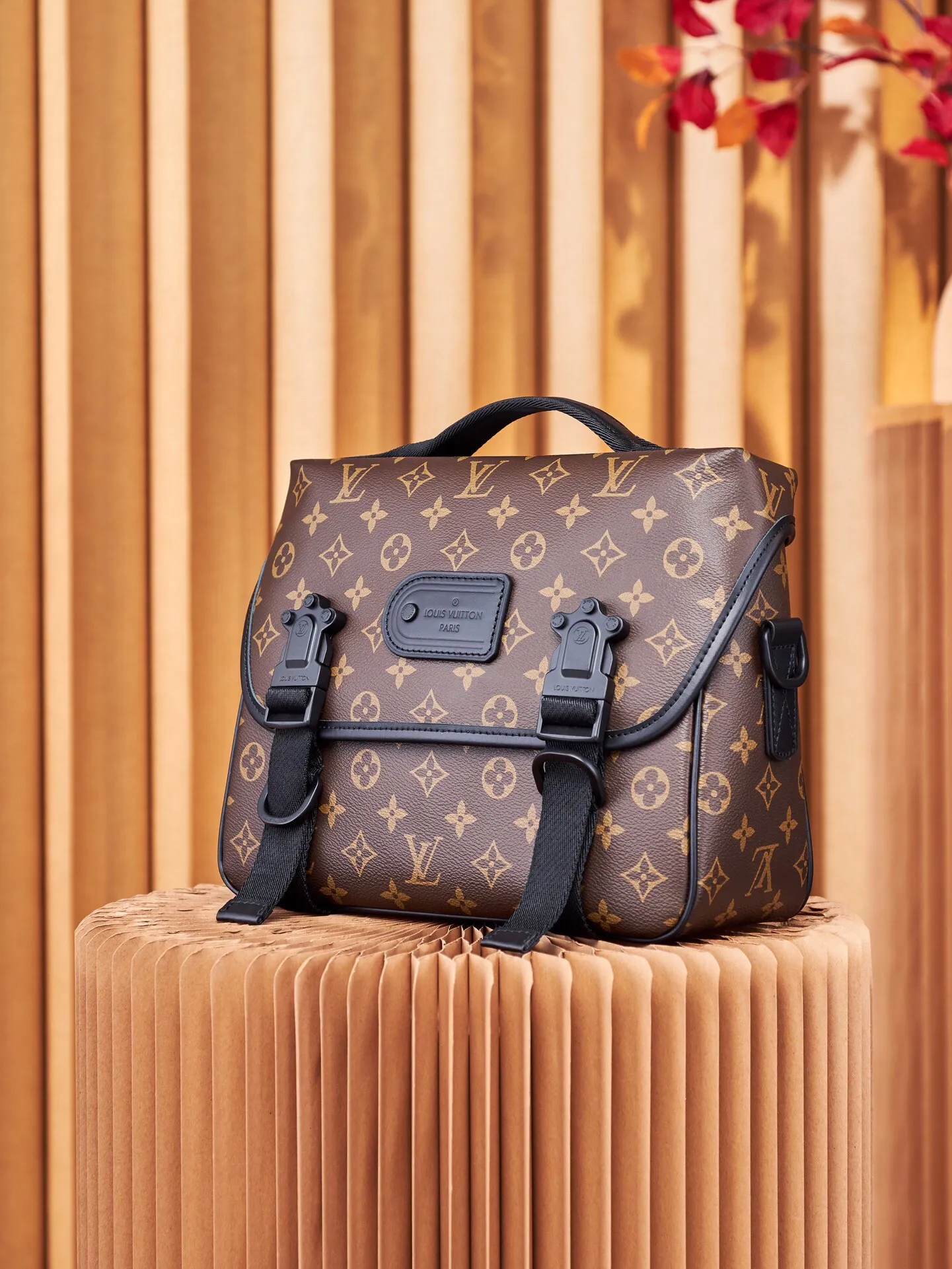 P¥900👉nfc dynamic chip version👈【Top inspection-free all-steel hardware】This lv trail messenger bag draws inspiration from brand elements. It integrates the classic monogram macassar canvas with a logo shoulder strap and a hard-case style quick-release buckle, which can be changed at will. Plenty of space to store personal items. monogram macassar coated canvas - cowhide leather trim - fabric lining - metal hardware - flap with quick-release buckle - spacious main compartment - interior pocket - shoulder strap: removable and adjustable! ! Model: m46972; Size: 31x22x11cm