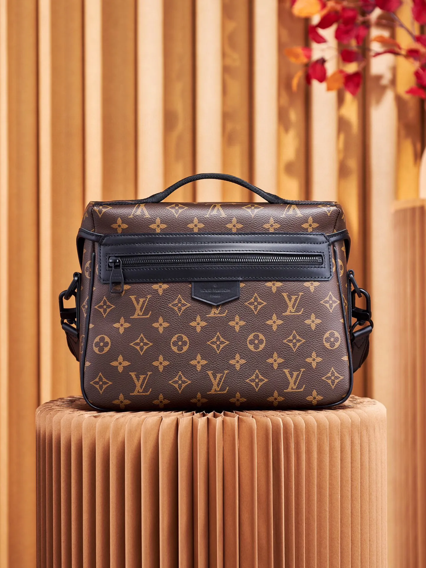 P¥900👉nfc dynamic chip version👈【Top inspection-free all-steel hardware】This lv trail messenger bag draws inspiration from brand elements. It integrates the classic monogram macassar canvas with a logo shoulder strap and a hard-case style quick-release buckle, which can be changed at will. Plenty of space to store personal items. monogram macassar coated canvas - cowhide leather trim - fabric lining - metal hardware - flap with quick-release buckle - spacious main compartment - interior pocket - shoulder strap: removable and adjustable! ! Model: m46972; Size: 31x22x11cm