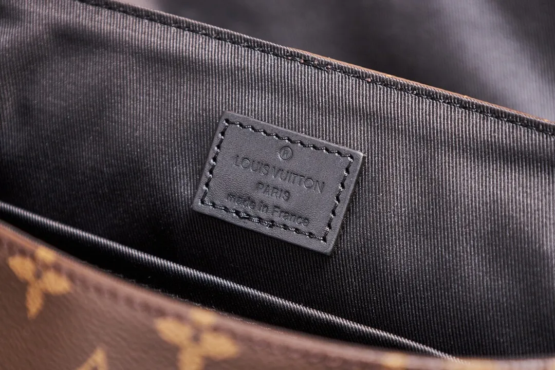 P¥900👉nfc dynamic chip version👈【Top inspection-free all-steel hardware】This lv trail messenger bag draws inspiration from brand elements. It integrates the classic monogram macassar canvas with a logo shoulder strap and a hard-case style quick-release buckle, which can be changed at will. Plenty of space to store personal items. monogram macassar coated canvas - cowhide leather trim - fabric lining - metal hardware - flap with quick-release buckle - spacious main compartment - interior pocket - shoulder strap: removable and adjustable! ! Model: m46972; Size: 31x22x11cm