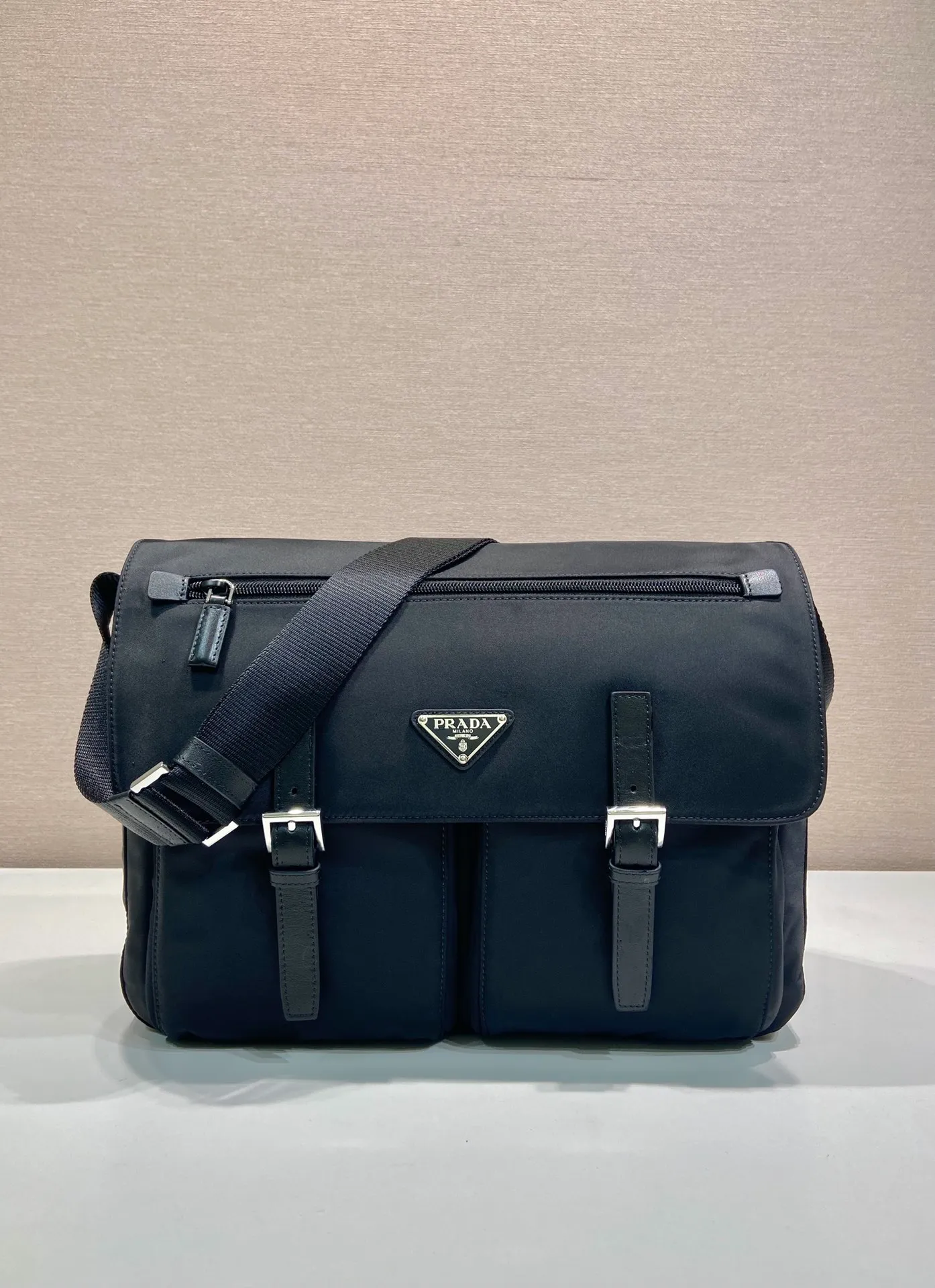 💰1160🎉New messenger bag🎉1BD698🎉🎉 Made of imported nylon fabric and calfskin, adjustable fabric shoulder strap Stainless steel accessories Triangular enamel logo plate Zipper and buckle closure Two outer pockets, one of which is a flap zipper pocket Two inner pockets, suitable for both men and women🤙🤙Lightweight and practical, and a popular style that will never go out of style👏🏻👏🏻, length 35x height 25x bottom 13cm🤙🤙🤙💰💰💰