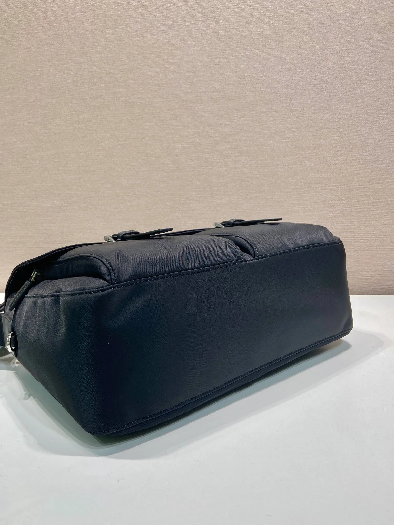 💰1160🎉New messenger bag🎉1BD698🎉🎉 Made of imported nylon fabric and calfskin, adjustable fabric shoulder strap Stainless steel accessories Triangular enamel logo plate Zipper and buckle closure Two outer pockets, one of which is a flap zipper pocket Two inner pockets, suitable for both men and women🤙🤙Lightweight and practical, and a popular style that will never go out of style👏🏻👏🏻, length 35x height 25x bottom 13cm🤙🤙🤙💰💰💰