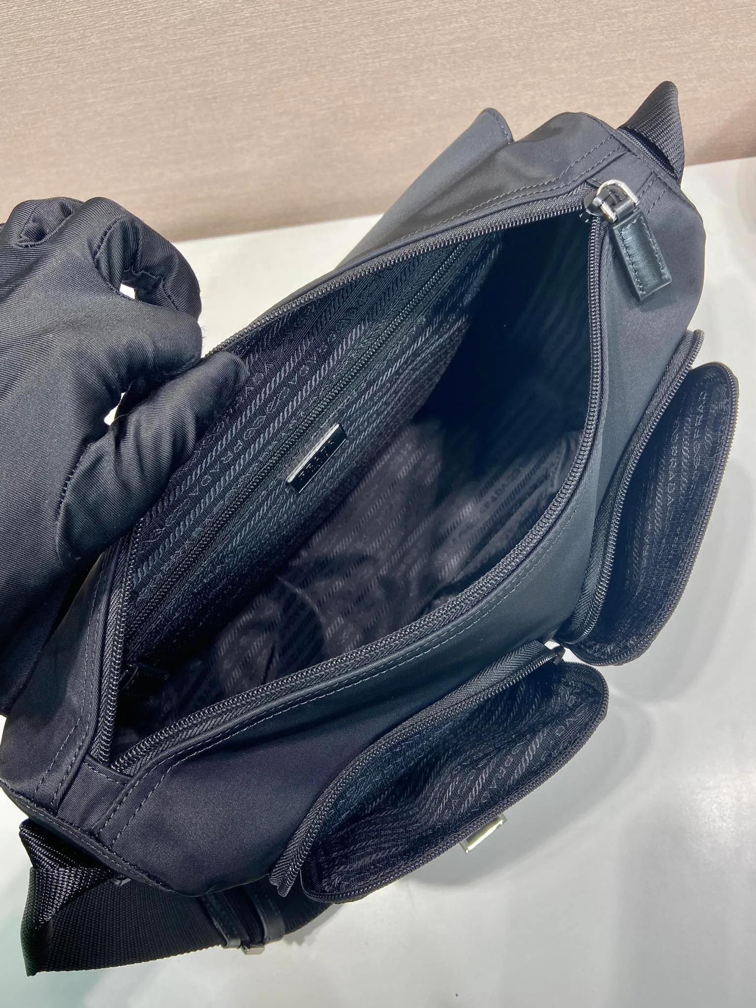 💰1160🎉New messenger bag🎉1BD698🎉🎉 Made of imported nylon fabric and calfskin, adjustable fabric shoulder strap Stainless steel accessories Triangular enamel logo plate Zipper and buckle closure Two outer pockets, one of which is a flap zipper pocket Two inner pockets, suitable for both men and women🤙🤙Lightweight and practical, and a popular style that will never go out of style👏🏻👏🏻, length 35x height 25x bottom 13cm🤙🤙🤙💰💰💰