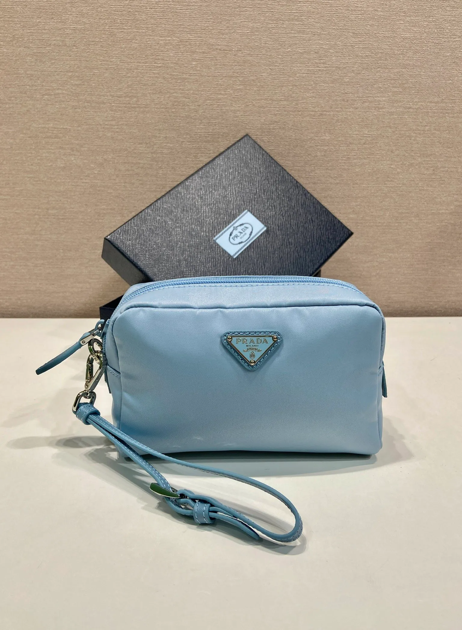 💰520🎉New clutch bag🎉1NS021 large size🎉🎉 This clutch bag is made of imported innovative Re-Nylon recycled nylon fabric. The iconic triangular logo in enameled metal accents the clean lines. The bag opens to reveal a zippered inner pocket. Detachable leather wristband, large capacity, no problem with daily essentials for going out😘😘The large handbag you have been dreaming about has arrived, babies, hurry up and get it🎉🎉 Length 17x Height 11x Bottom 5.5cm🎉🎉🎉😘😘😘