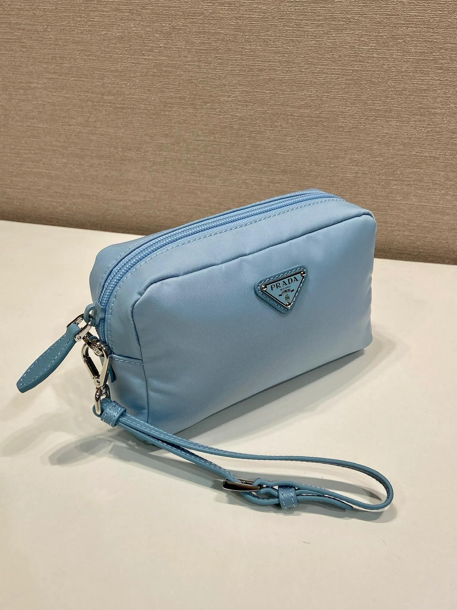 💰520🎉New clutch bag🎉1NS021 large size🎉🎉 This clutch bag is made of imported innovative Re-Nylon recycled nylon fabric. The iconic triangular logo in enameled metal accents the clean lines. The bag opens to reveal a zippered inner pocket. Detachable leather wristband, large capacity, no problem with daily essentials for going out😘😘The large handbag you have been dreaming about has arrived, babies, hurry up and get it🎉🎉 Length 17x Height 11x Bottom 5.5cm🎉🎉🎉😘😘😘