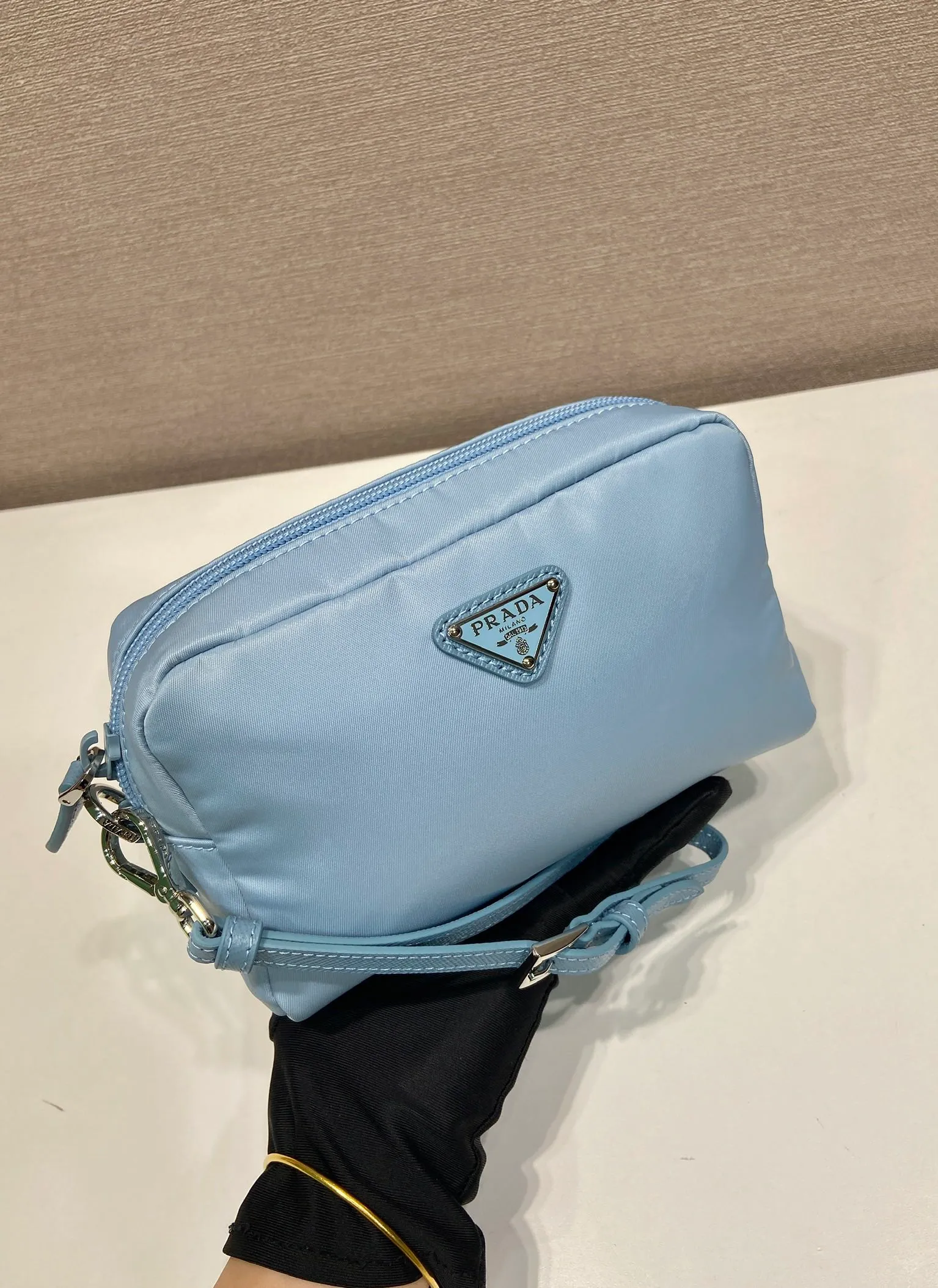 💰520🎉New clutch bag🎉1NS021 large size🎉🎉 This clutch bag is made of imported innovative Re-Nylon recycled nylon fabric. The iconic triangular logo in enameled metal accents the clean lines. The bag opens to reveal a zippered inner pocket. Detachable leather wristband, large capacity, no problem with daily essentials for going out😘😘The large handbag you have been dreaming about has arrived, babies, hurry up and get it🎉🎉 Length 17x Height 11x Bottom 5.5cm🎉🎉🎉😘😘😘