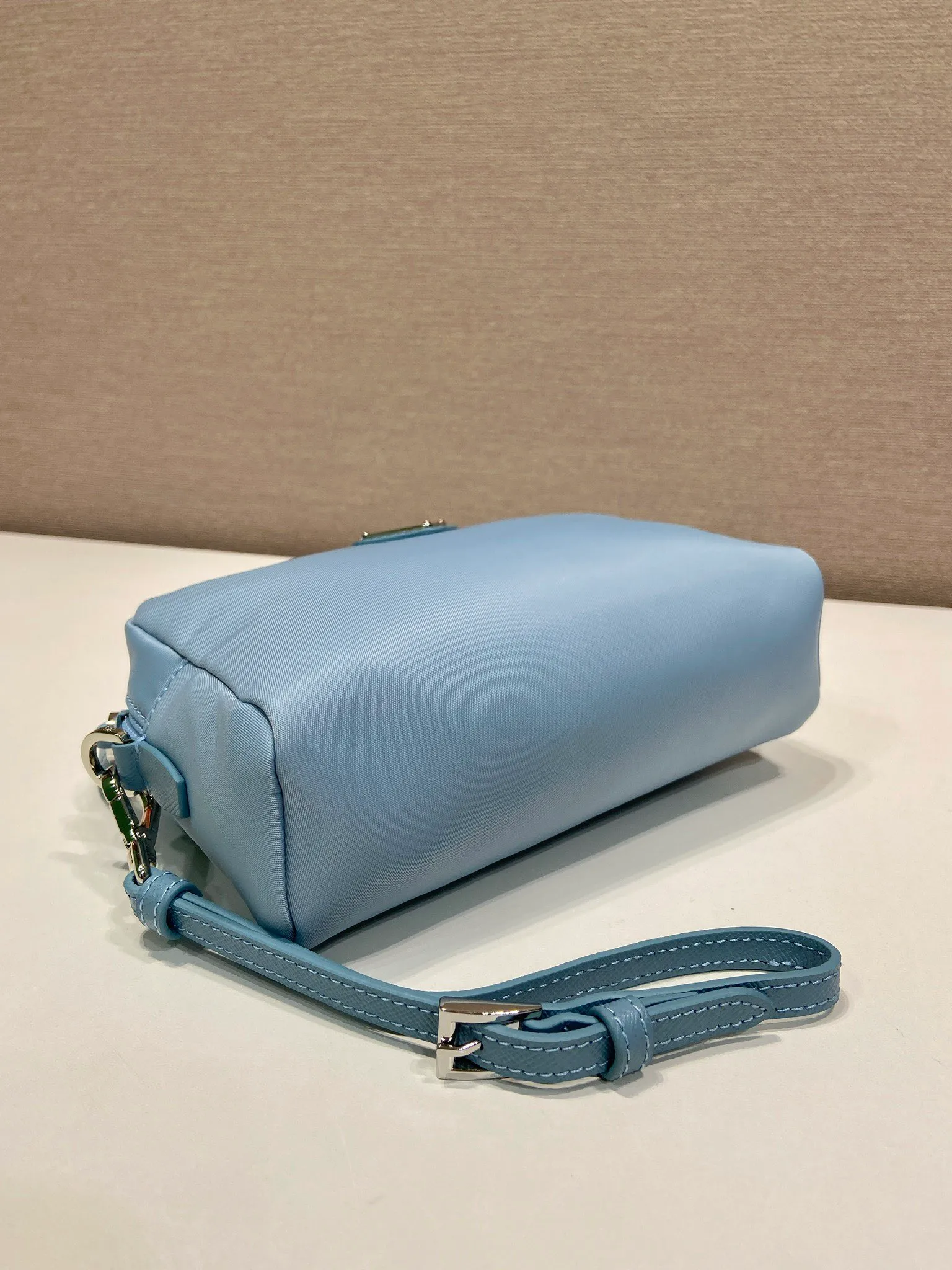 💰520🎉New clutch bag🎉1NS021 large size🎉🎉 This clutch bag is made of imported innovative Re-Nylon recycled nylon fabric. The iconic triangular logo in enameled metal accents the clean lines. The bag opens to reveal a zippered inner pocket. Detachable leather wristband, large capacity, no problem with daily essentials for going out😘😘The large handbag you have been dreaming about has arrived, babies, hurry up and get it🎉🎉 Length 17x Height 11x Bottom 5.5cm🎉🎉🎉😘😘😘