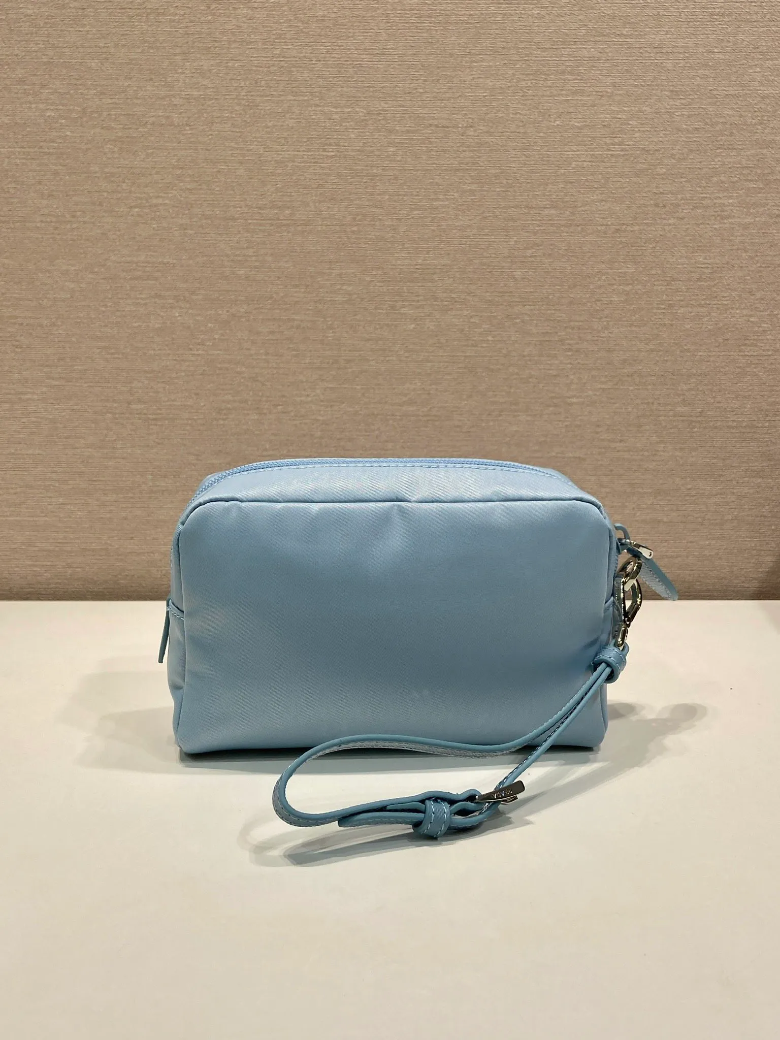 💰520🎉New clutch bag🎉1NS021 large size🎉🎉 This clutch bag is made of imported innovative Re-Nylon recycled nylon fabric. The iconic triangular logo in enameled metal accents the clean lines. The bag opens to reveal a zippered inner pocket. Detachable leather wristband, large capacity, no problem with daily essentials for going out😘😘The large handbag you have been dreaming about has arrived, babies, hurry up and get it🎉🎉 Length 17x Height 11x Bottom 5.5cm🎉🎉🎉😘😘😘