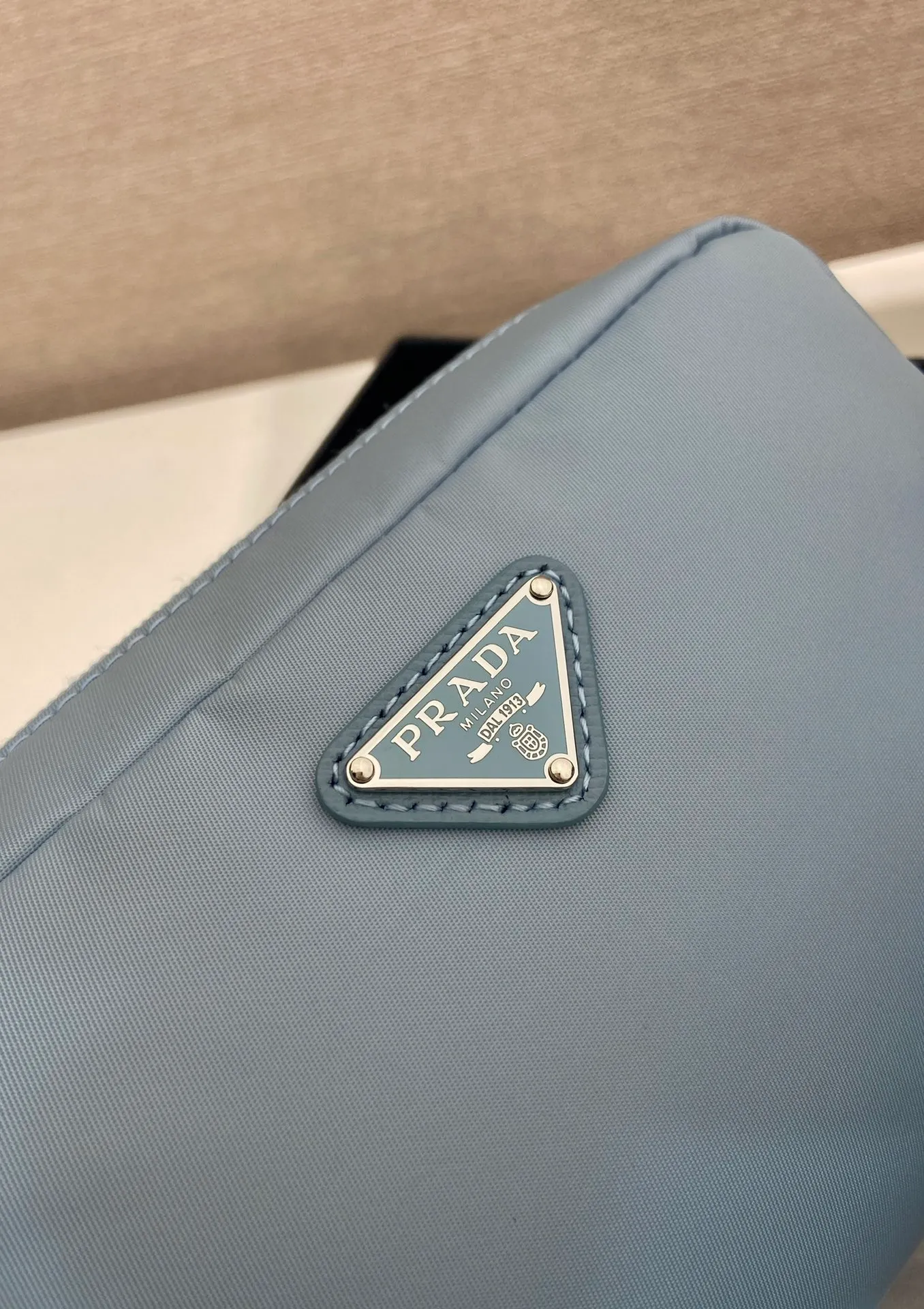 💰520🎉New clutch bag🎉1NS021 large size🎉🎉 This clutch bag is made of imported innovative Re-Nylon recycled nylon fabric. The iconic triangular logo in enameled metal accents the clean lines. The bag opens to reveal a zippered inner pocket. Detachable leather wristband, large capacity, no problem with daily essentials for going out😘😘The large handbag you have been dreaming about has arrived, babies, hurry up and get it🎉🎉 Length 17x Height 11x Bottom 5.5cm🎉🎉🎉😘😘😘