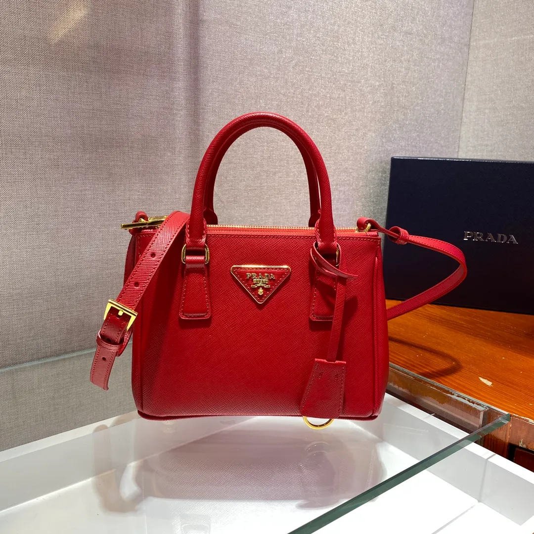 💰1700🎉Mini killer🎉1BA906, this Galleria handbag is made of iconic Saffiano leather, equipped with a detachable shoulder strap, top brushed hardware👍👍 It is a chic interpretation of classic and timeless elegance. For beauties in the current era of fashionable small bags. It’s worth owning, it can be used easily for girls’ daily travel📱💄🚗🔑, it has a large capacity, is beautiful and practical🙊🙊It is a bag that will never go out of style anytime you use it😘😘Hurry up and get it👏👏 Length 20x Height 15x Bottom 9.5cm