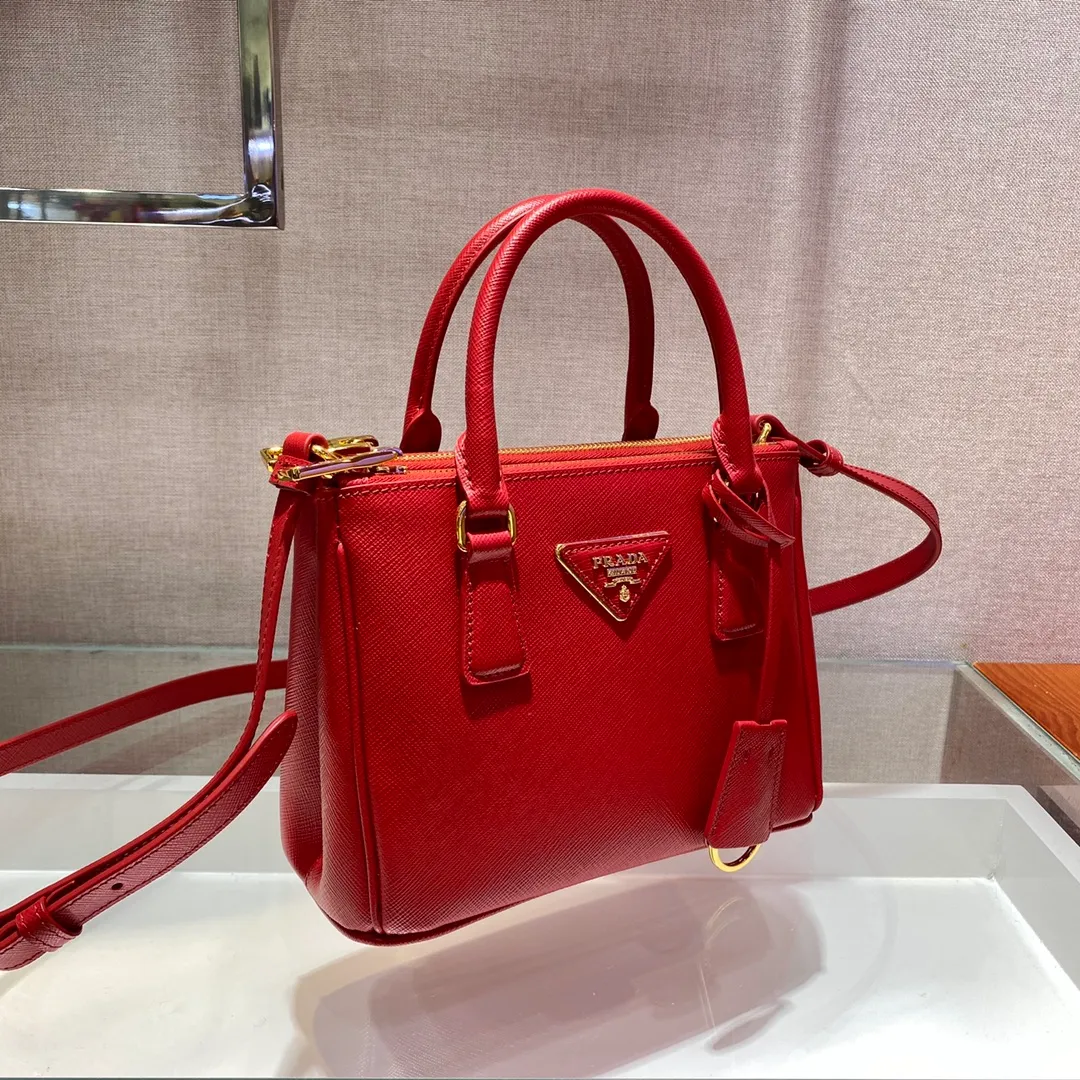 💰1700🎉Mini killer🎉1BA906, this Galleria handbag is made of iconic Saffiano leather, equipped with a detachable shoulder strap, top brushed hardware👍👍 It is a chic interpretation of classic and timeless elegance. For beauties in the current era of fashionable small bags. It’s worth owning, it can be used easily for girls’ daily travel📱💄🚗🔑, it has a large capacity, is beautiful and practical🙊🙊It is a bag that will never go out of style anytime you use it😘😘Hurry up and get it👏👏 Length 20x Height 15x Bottom 9.5cm