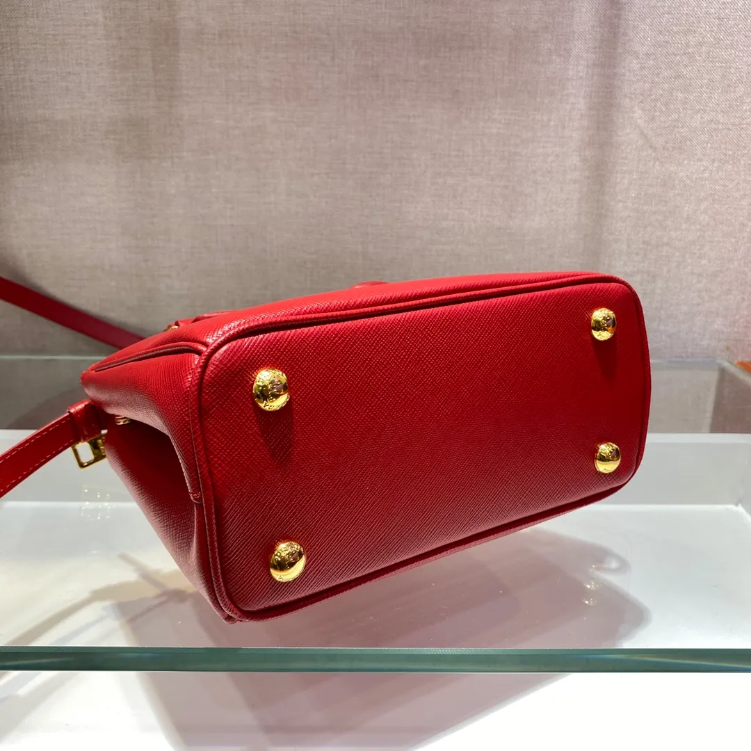 💰1700🎉Mini killer🎉1BA906, this Galleria handbag is made of iconic Saffiano leather, equipped with a detachable shoulder strap, top brushed hardware👍👍 It is a chic interpretation of classic and timeless elegance. For beauties in the current era of fashionable small bags. It’s worth owning, it can be used easily for girls’ daily travel📱💄🚗🔑, it has a large capacity, is beautiful and practical🙊🙊It is a bag that will never go out of style anytime you use it😘😘Hurry up and get it👏👏 Length 20x Height 15x Bottom 9.5cm