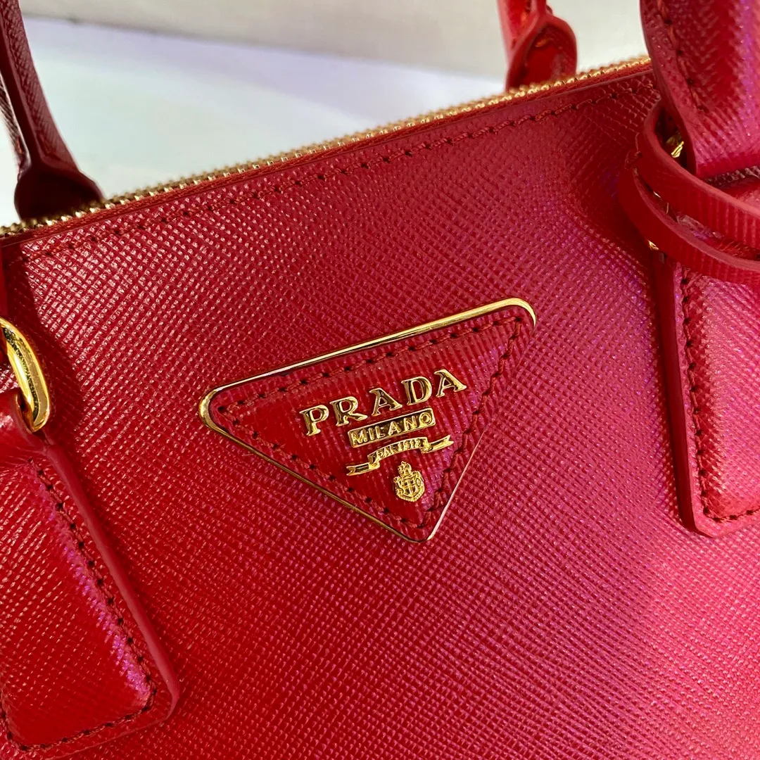 💰1700🎉Mini killer🎉1BA906, this Galleria handbag is made of iconic Saffiano leather, equipped with a detachable shoulder strap, top brushed hardware👍👍 It is a chic interpretation of classic and timeless elegance. For beauties in the current era of fashionable small bags. It’s worth owning, it can be used easily for girls’ daily travel📱💄🚗🔑, it has a large capacity, is beautiful and practical🙊🙊It is a bag that will never go out of style anytime you use it😘😘Hurry up and get it👏👏 Length 20x Height 15x Bottom 9.5cm