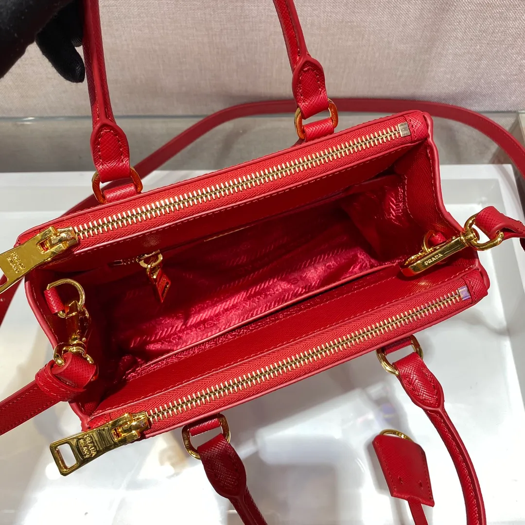 💰1700🎉Mini killer🎉1BA906, this Galleria handbag is made of iconic Saffiano leather, equipped with a detachable shoulder strap, top brushed hardware👍👍 It is a chic interpretation of classic and timeless elegance. For beauties in the current era of fashionable small bags. It’s worth owning, it can be used easily for girls’ daily travel📱💄🚗🔑, it has a large capacity, is beautiful and practical🙊🙊It is a bag that will never go out of style anytime you use it😘😘Hurry up and get it👏👏 Length 20x Height 15x Bottom 9.5cm