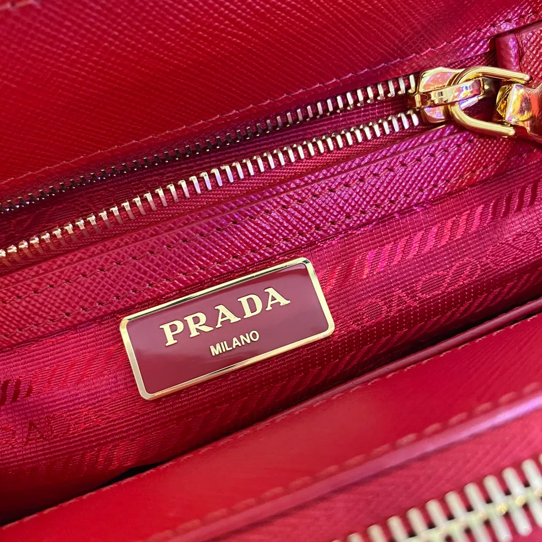 💰1700🎉Mini killer🎉1BA906, this Galleria handbag is made of iconic Saffiano leather, equipped with a detachable shoulder strap, top brushed hardware👍👍 It is a chic interpretation of classic and timeless elegance. For beauties in the current era of fashionable small bags. It’s worth owning, it can be used easily for girls’ daily travel📱💄🚗🔑, it has a large capacity, is beautiful and practical🙊🙊It is a bag that will never go out of style anytime you use it😘😘Hurry up and get it👏👏 Length 20x Height 15x Bottom 9.5cm