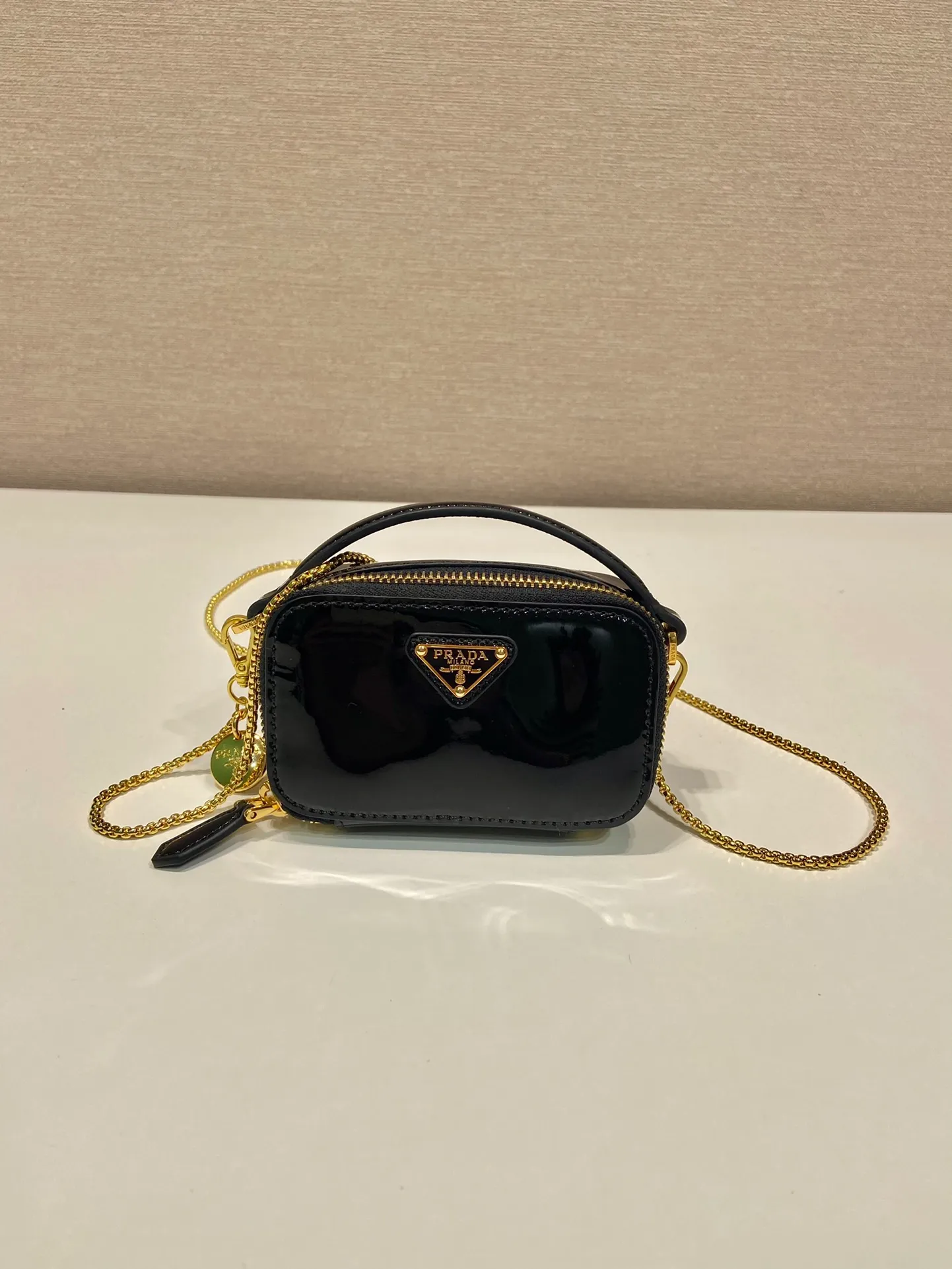 💰960🎉Mini cross-body bag🎉1NR025 mini size🎉🎉 This exquisite patent leather mini bag presents smooth and harmonious lines. Featuring leather handles and a detachable chain shoulder strap, featuring the signature triangle logo in enameled metal. My wife is lovely and worth having. Hurry up and get it🎉🎉Length 11x Height 6.5x Bottom 2.5cm🎉🎉👏👏
