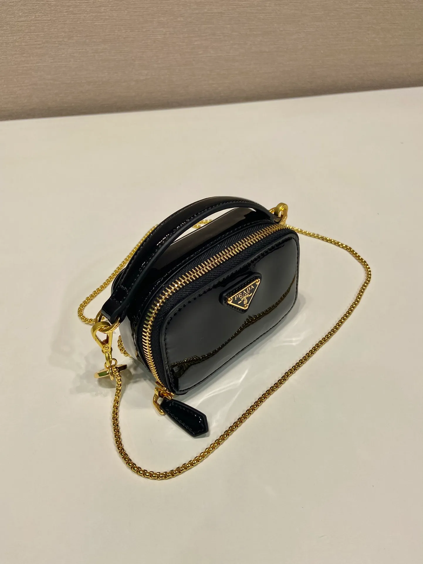 💰960🎉Mini cross-body bag🎉1NR025 mini size🎉🎉 This exquisite patent leather mini bag presents smooth and harmonious lines. Featuring leather handles and a detachable chain shoulder strap, featuring the signature triangle logo in enameled metal. My wife is lovely and worth having. Hurry up and get it🎉🎉Length 11x Height 6.5x Bottom 2.5cm🎉🎉👏👏