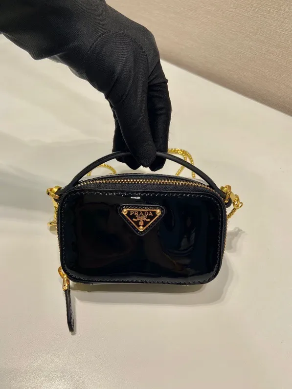 💰960🎉Mini cross-body bag🎉1NR025 mini size🎉🎉 This exquisite patent leather mini bag presents smooth and harmonious lines. Featuring leather handles and a detachable chain shoulder strap, featuring the signature triangle logo in enameled metal. My wife is lovely and worth having. Hurry up and get it🎉🎉Length 11x Height 6.5x Bottom 2.5cm🎉🎉👏👏