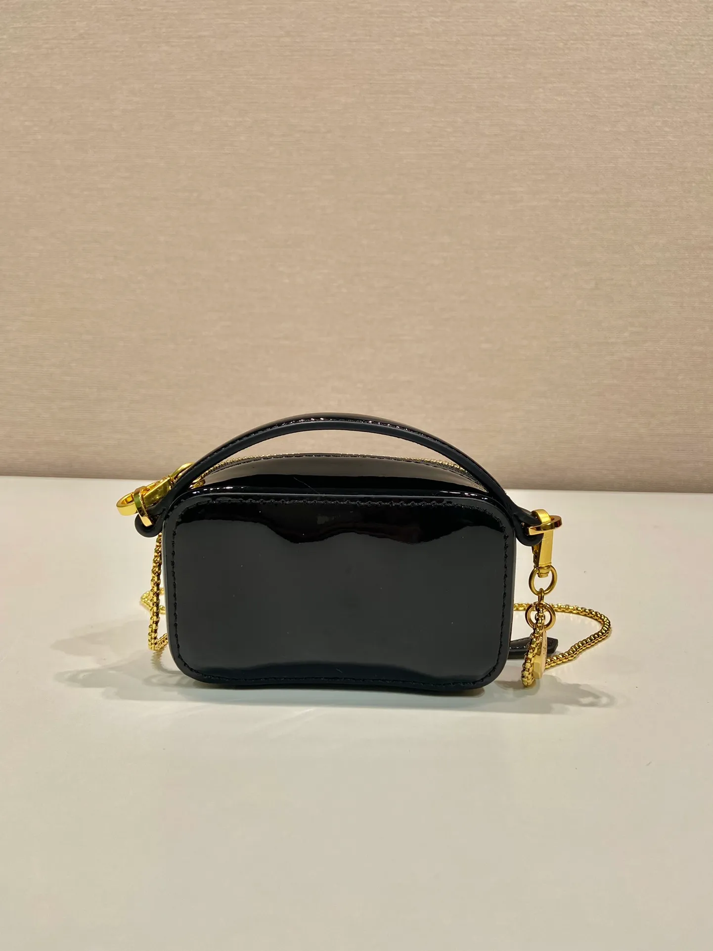 💰960🎉Mini cross-body bag🎉1NR025 mini size🎉🎉 This exquisite patent leather mini bag presents smooth and harmonious lines. Featuring leather handles and a detachable chain shoulder strap, featuring the signature triangle logo in enameled metal. My wife is lovely and worth having. Hurry up and get it🎉🎉Length 11x Height 6.5x Bottom 2.5cm🎉🎉👏👏