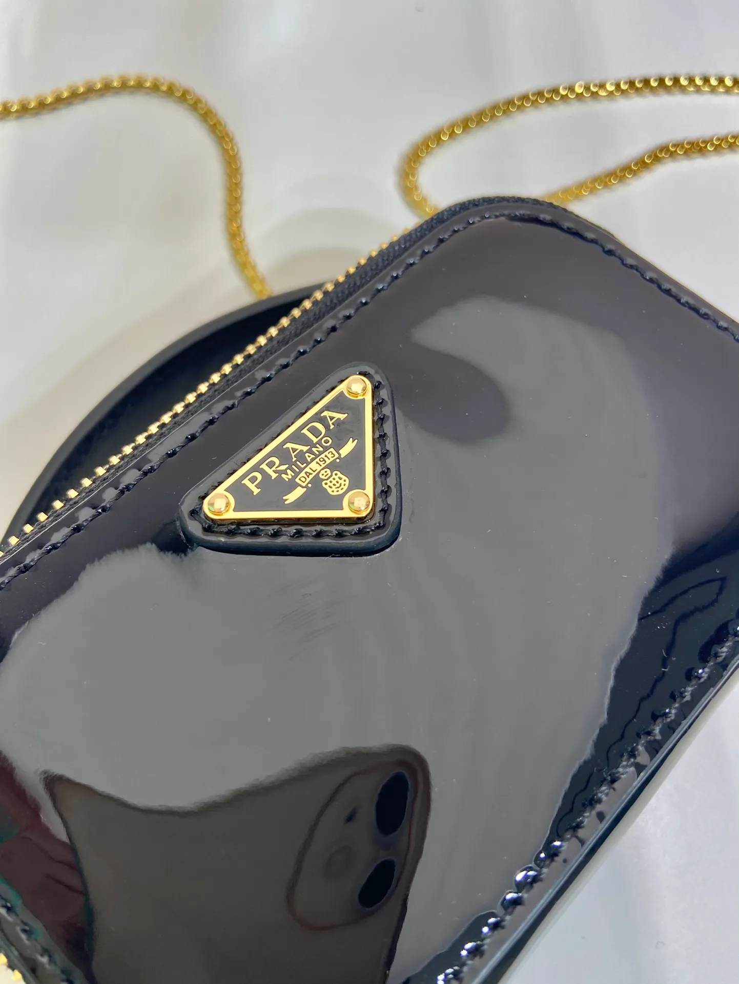💰960🎉Mini cross-body bag🎉1NR025 mini size🎉🎉 This exquisite patent leather mini bag presents smooth and harmonious lines. Featuring leather handles and a detachable chain shoulder strap, featuring the signature triangle logo in enameled metal. My wife is lovely and worth having. Hurry up and get it🎉🎉Length 11x Height 6.5x Bottom 2.5cm🎉🎉👏👏
