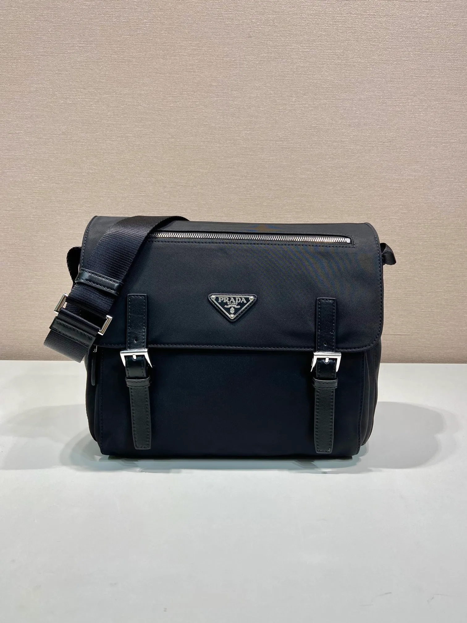 💰1100🎉Upgraded Messenger Bag🎉BD671B😘😘 This upgraded version is made of imported nylon fabric and calfskin piping. Adjustable fabric shoulder strap. Stainless steel hardware. Triangular enamel logo plate. Zipper and buckle closure. Two outer pockets, including one flap zipper pocket. Two inner pockets, including one zipper pocket. , suitable for both men and women🤙🤙lightweight and practical👏🏻👏🏻, length 30x height 25x bottom 12cm🤙🤙🤙💰💰💰