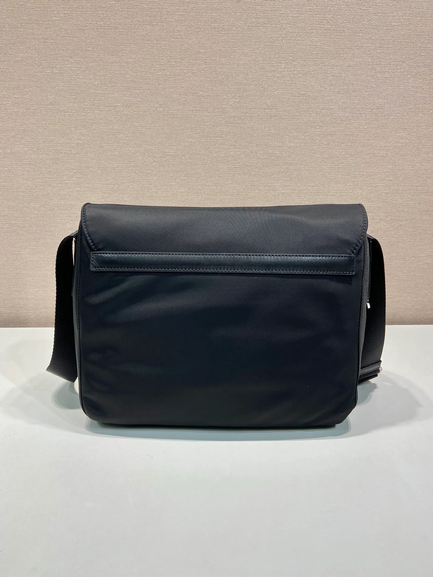 💰1100🎉Upgraded Messenger Bag🎉BD671B😘😘 This upgraded version is made of imported nylon fabric and calfskin piping. Adjustable fabric shoulder strap. Stainless steel hardware. Triangular enamel logo plate. Zipper and buckle closure. Two outer pockets, including one flap zipper pocket. Two inner pockets, including one zipper pocket. , suitable for both men and women🤙🤙lightweight and practical👏🏻👏🏻, length 30x height 25x bottom 12cm🤙🤙🤙💰💰💰