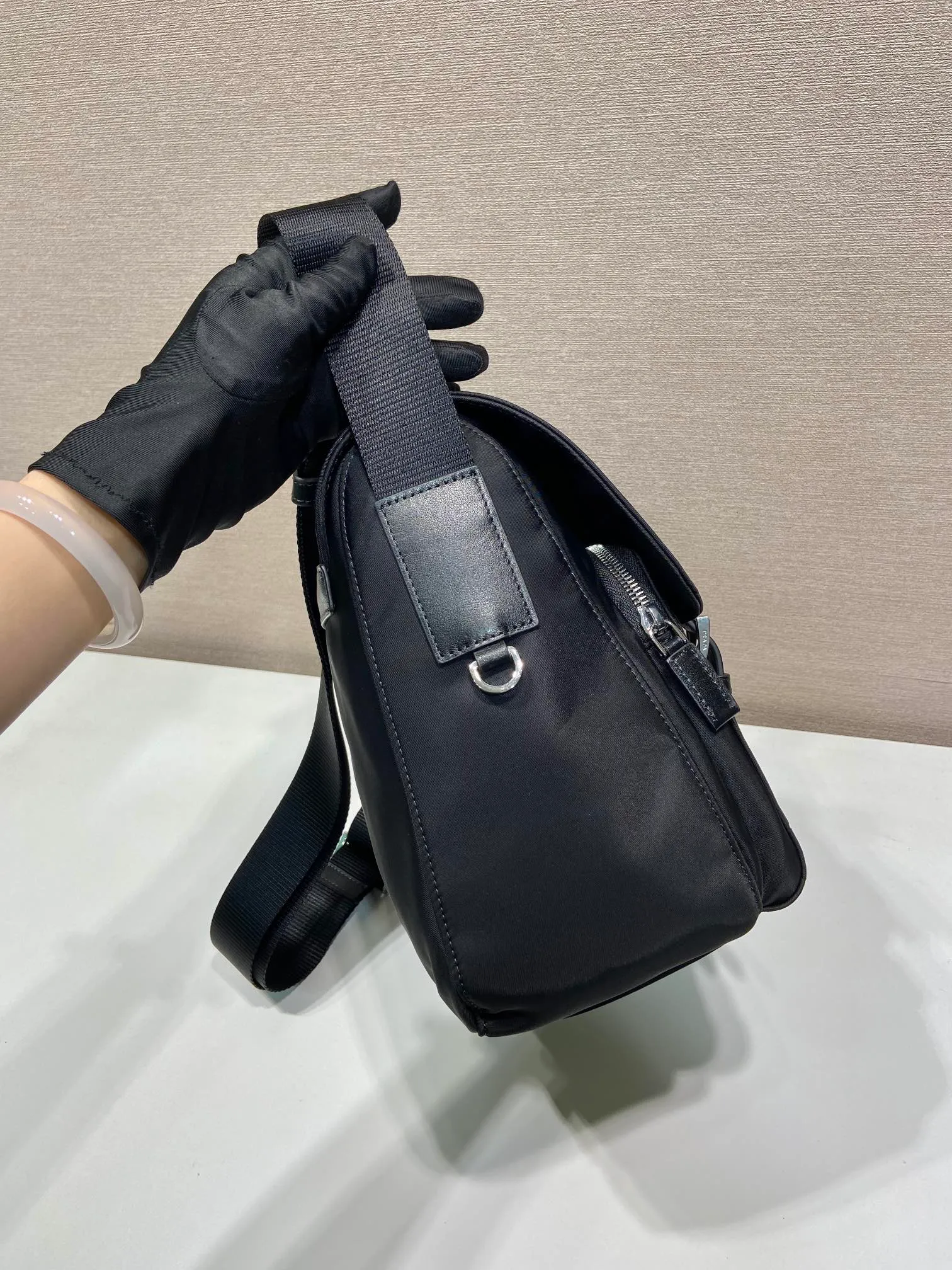 💰1100🎉Upgraded Messenger Bag🎉BD671B😘😘 This upgraded version is made of imported nylon fabric and calfskin piping. Adjustable fabric shoulder strap. Stainless steel hardware. Triangular enamel logo plate. Zipper and buckle closure. Two outer pockets, including one flap zipper pocket. Two inner pockets, including one zipper pocket. , suitable for both men and women🤙🤙lightweight and practical👏🏻👏🏻, length 30x height 25x bottom 12cm🤙🤙🤙💰💰💰