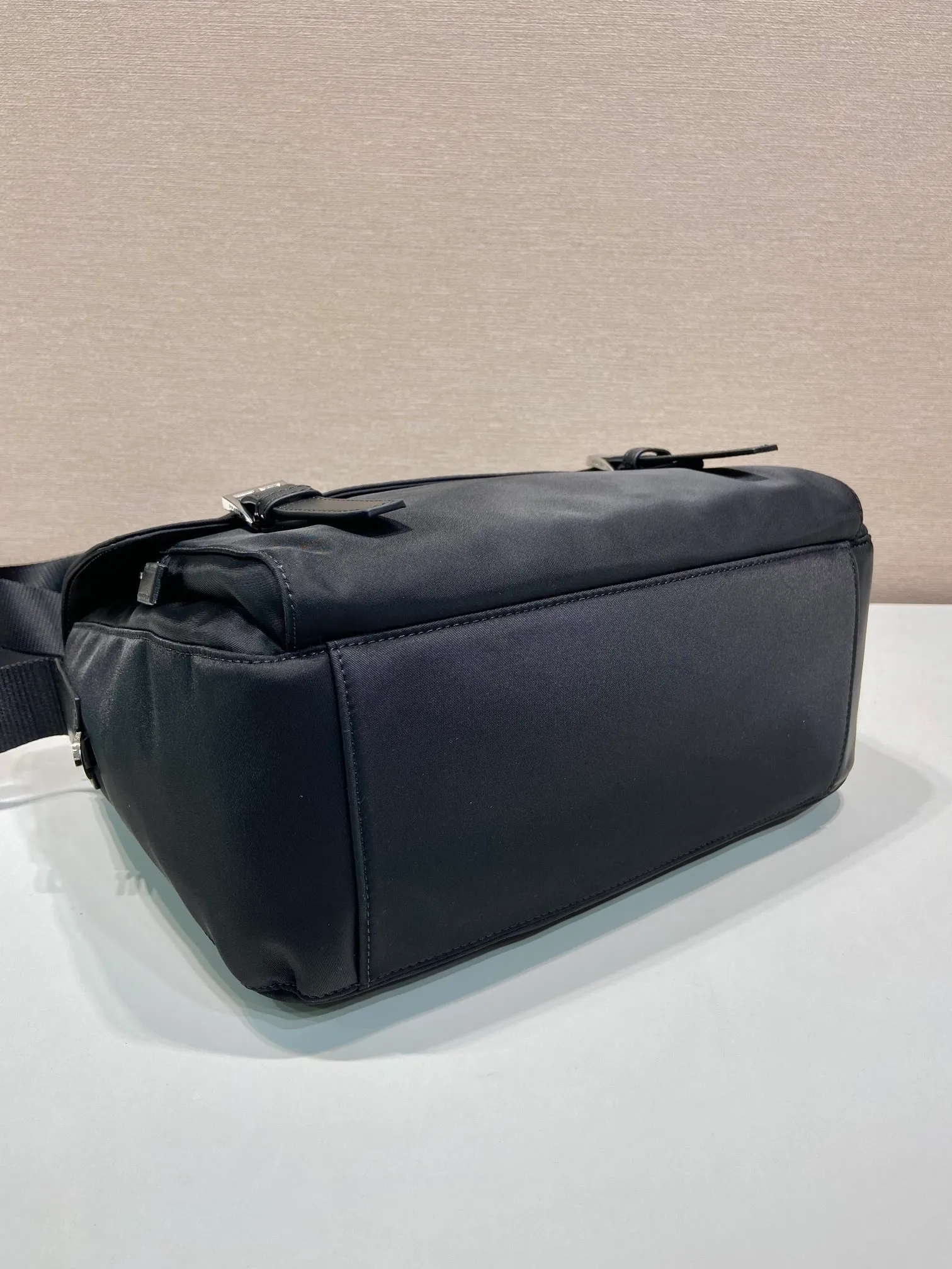💰1100🎉Upgraded Messenger Bag🎉BD671B😘😘 This upgraded version is made of imported nylon fabric and calfskin piping. Adjustable fabric shoulder strap. Stainless steel hardware. Triangular enamel logo plate. Zipper and buckle closure. Two outer pockets, including one flap zipper pocket. Two inner pockets, including one zipper pocket. , suitable for both men and women🤙🤙lightweight and practical👏🏻👏🏻, length 30x height 25x bottom 12cm🤙🤙🤙💰💰💰