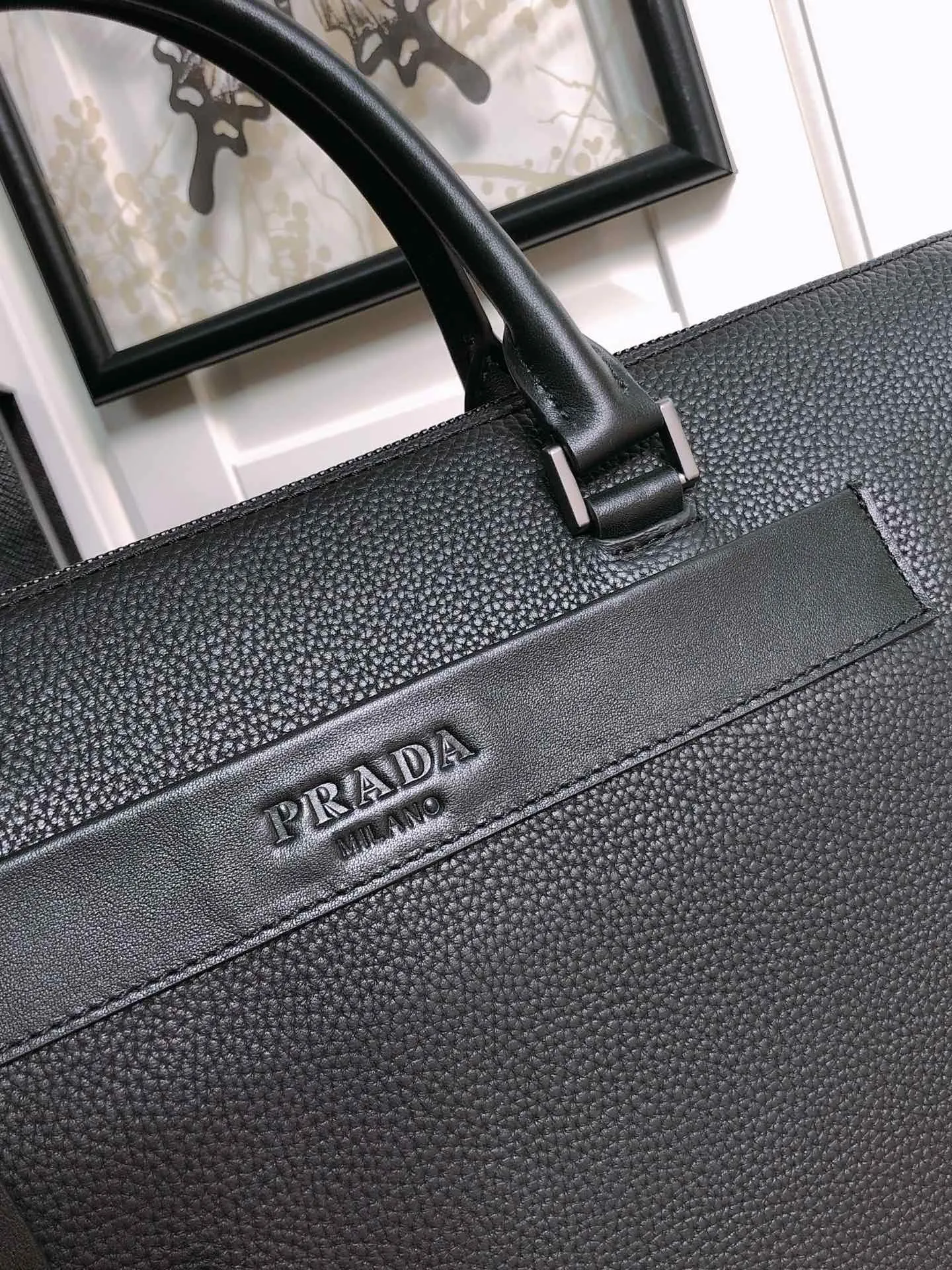 💰2160,🔆Exclusive debut🔆New men's bag 2VG041👏🏻👏🏻Original item🤙🤙Made of imported calfskin material, double leather handles, one front pocket and one back pocket, both with magnetic buckle closure, pull closure, three Internal compartments, a zipper pocket and two mobile phone pockets, internal logo plate, triangular enamel logo on the back, embossed logo on the front, many compartments, men, hurry up and get started🙊🙊 Length 40x Height 29X Bottom 7cm