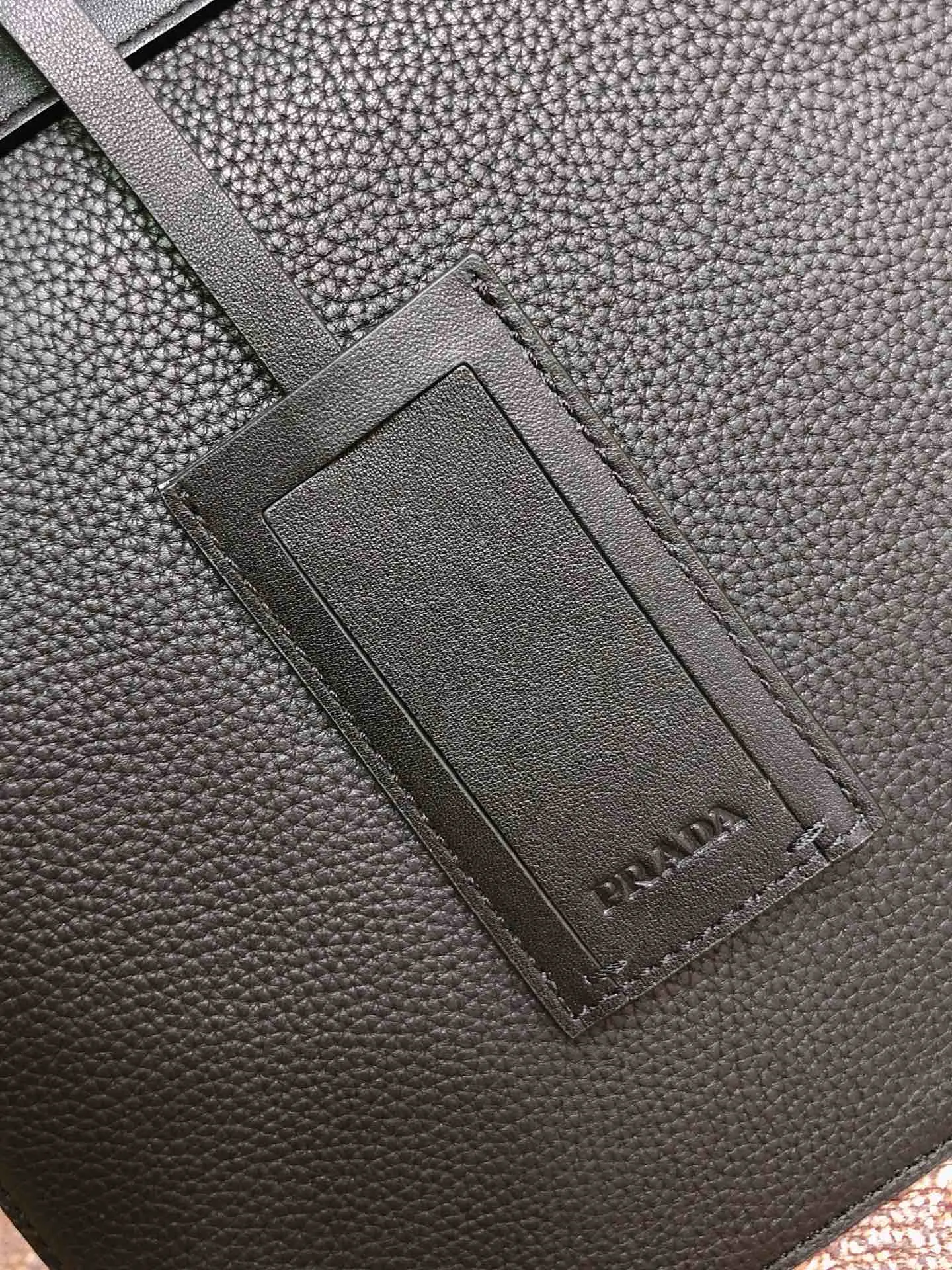 💰2160,🔆Exclusive debut🔆New men's bag 2VG041👏🏻👏🏻Original item🤙🤙Made of imported calfskin material, double leather handles, one front pocket and one back pocket, both with magnetic buckle closure, pull closure, three Internal compartments, a zipper pocket and two mobile phone pockets, internal logo plate, triangular enamel logo on the back, embossed logo on the front, many compartments, men, hurry up and get started🙊🙊 Length 40x Height 29X Bottom 7cm